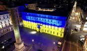Palazzo Chigi si illumina di giallo e blu per l’Indipendenza ucraina [VIDEO]