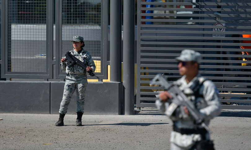 el chapo guzman con i suoi soldi