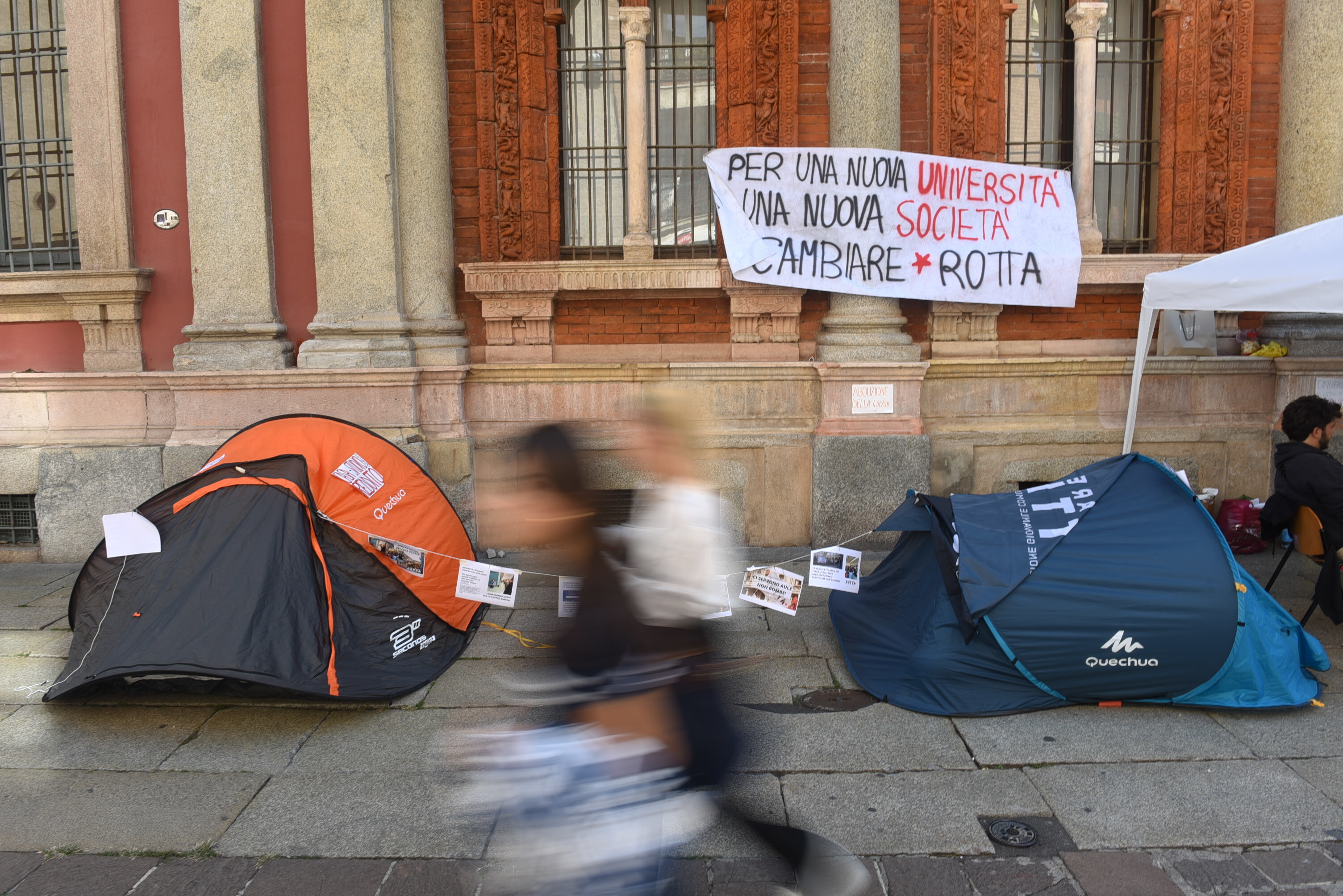 "No Meloni day", studenti in corteo dal nord al sud Italia, tensioni a Bologna