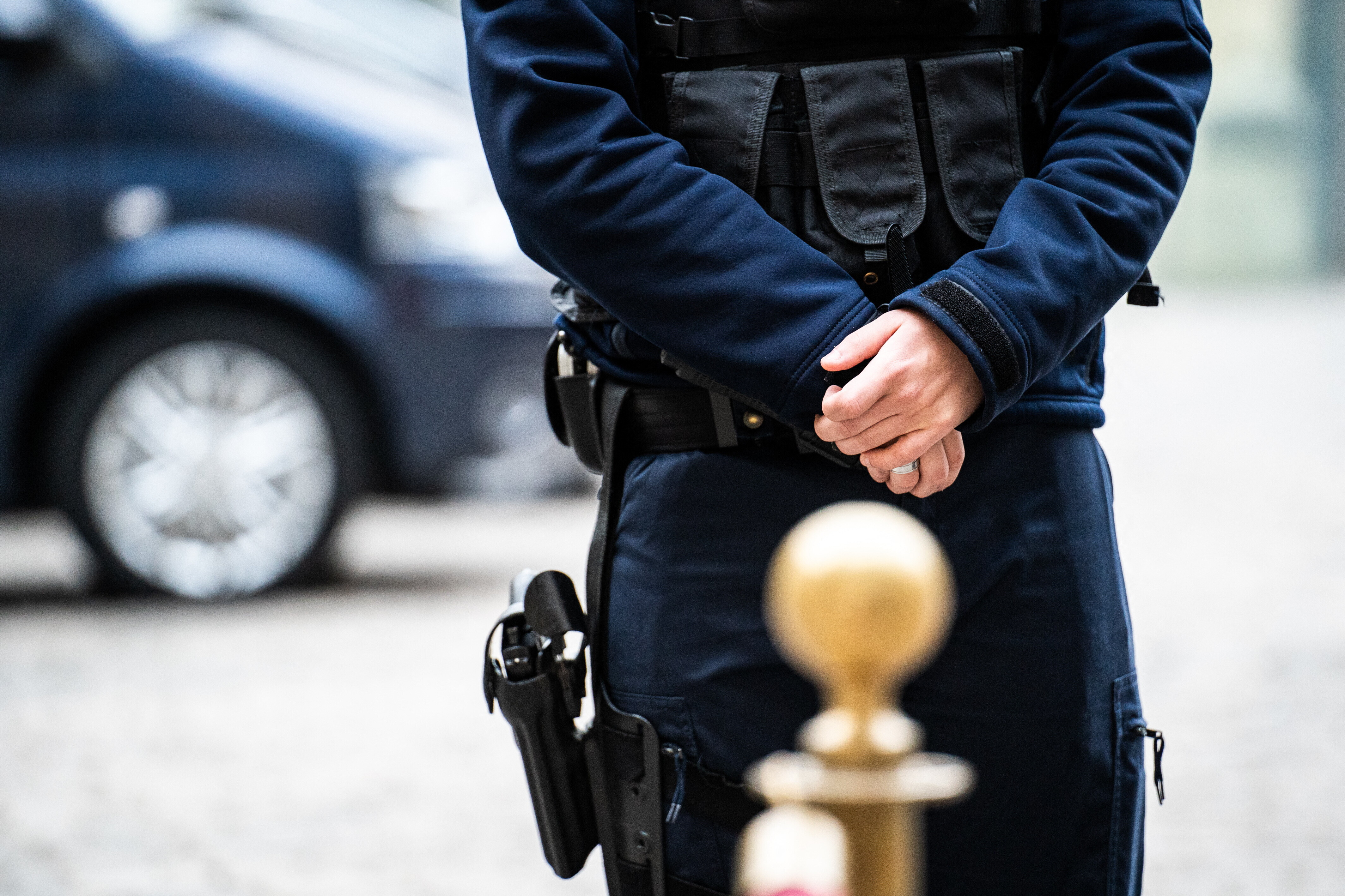 "Picchiarono un ragazzo ammanettato", pm di Milano chiede un anno di carcere per gli agenti
