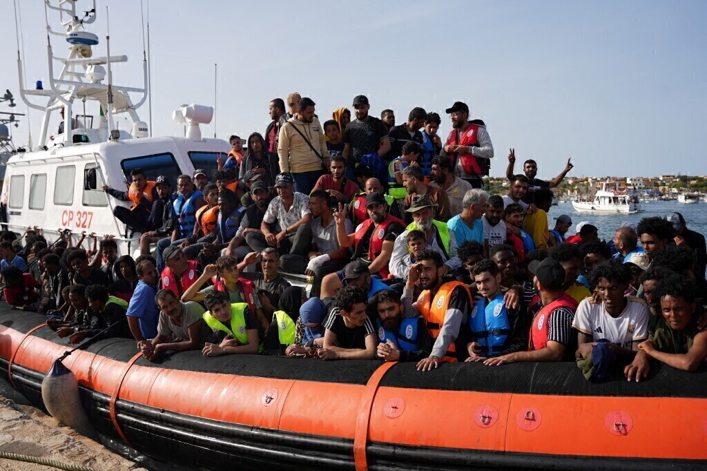 Fratelli d'Italia presenta il 'pamphlet' sull'immigrazione: "-43% sbarchi nel 2026"