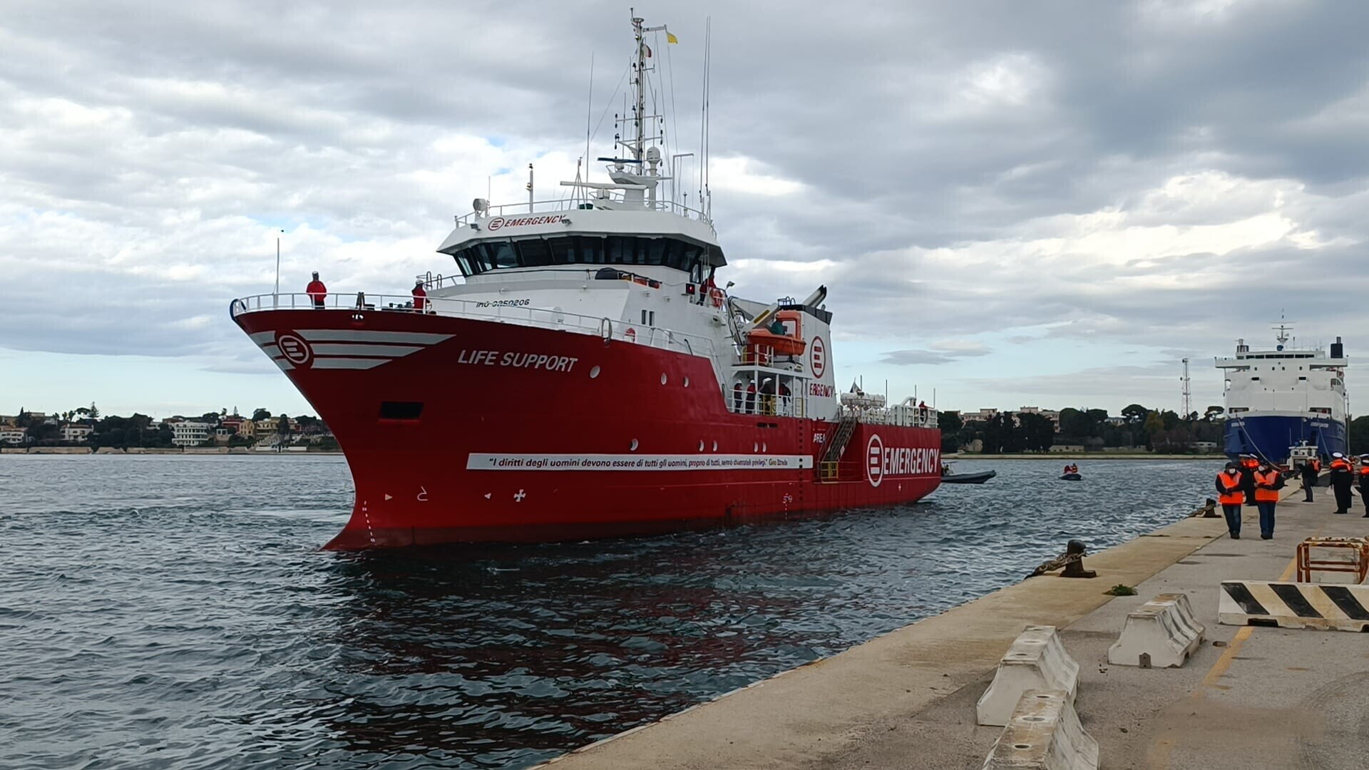 Nave di Emergency soccorre una barca di migranti, 7 muoiono durante la traversata