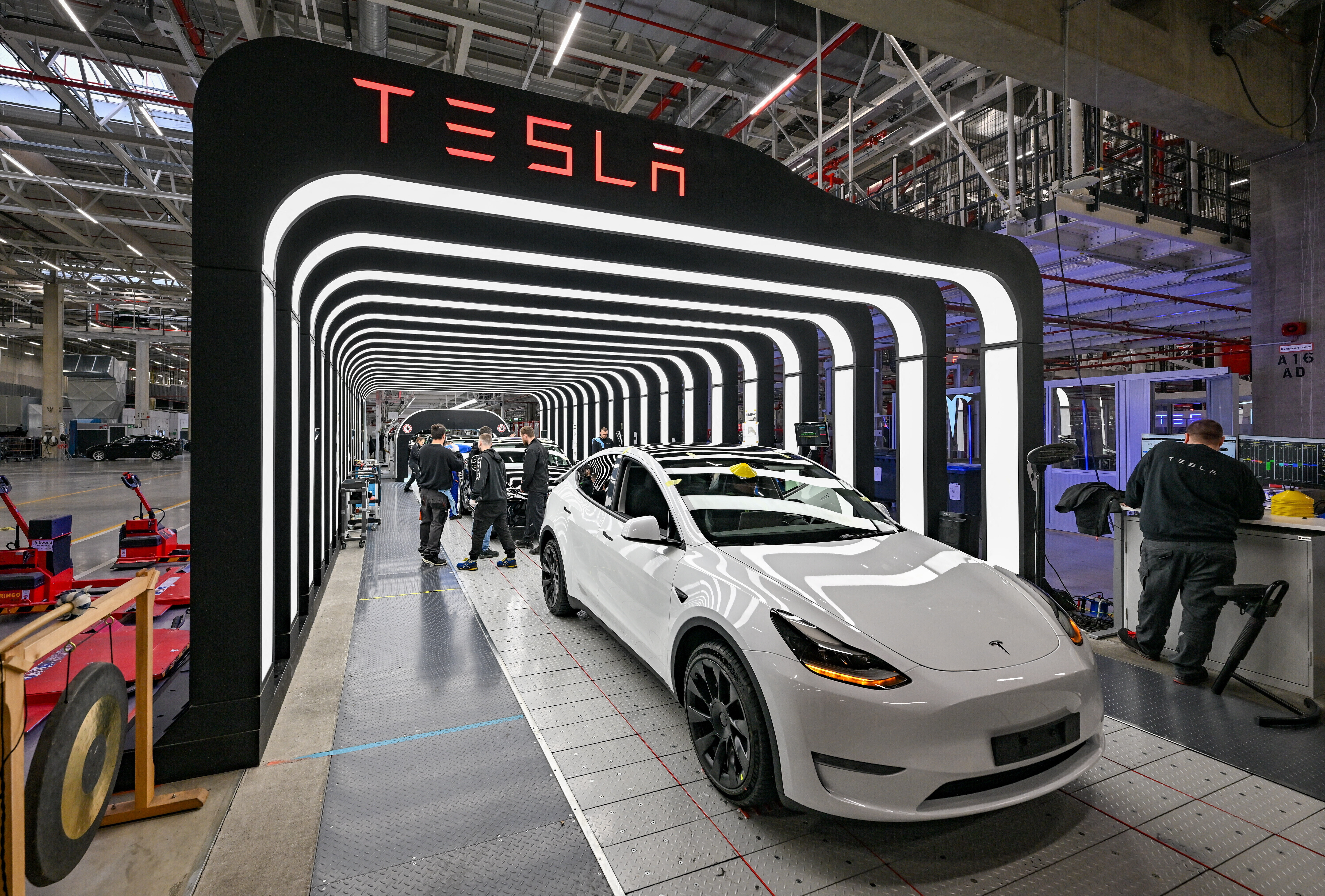 Tesla, vendite in calo anche in 2025. E Byd accelera e sorpassa