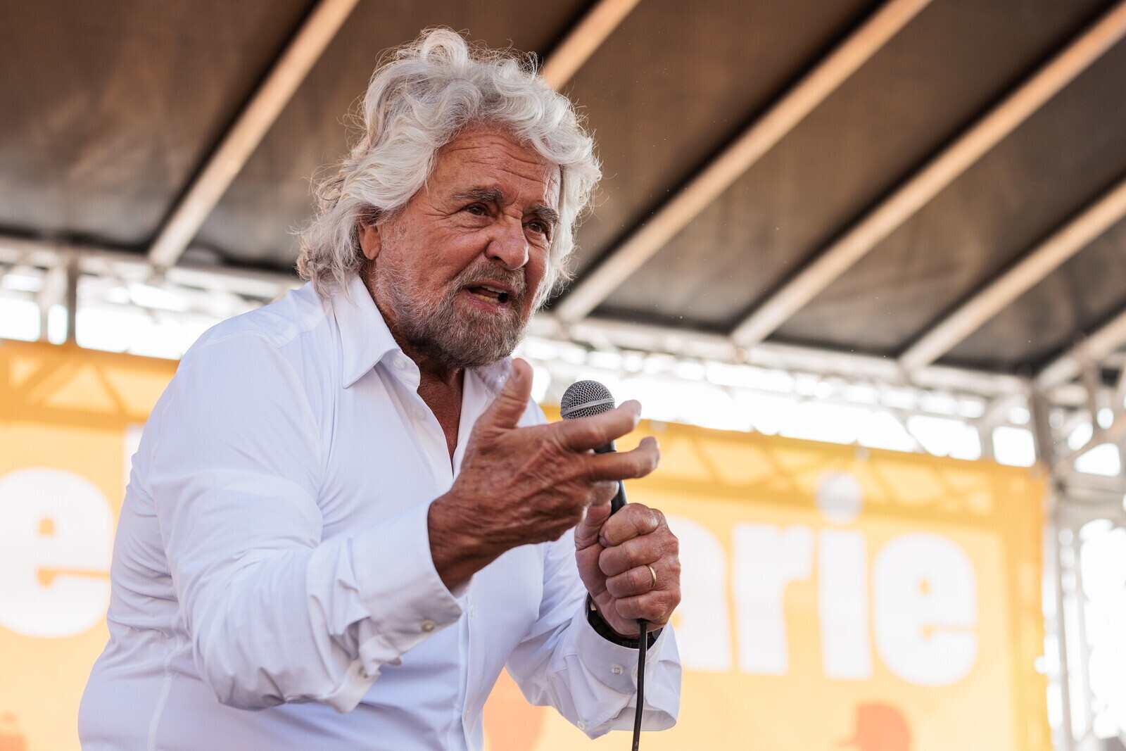 Grillo rompe il silenzio e affonda il M5s: "Dovevano cambiare la politica, ma la politica ...