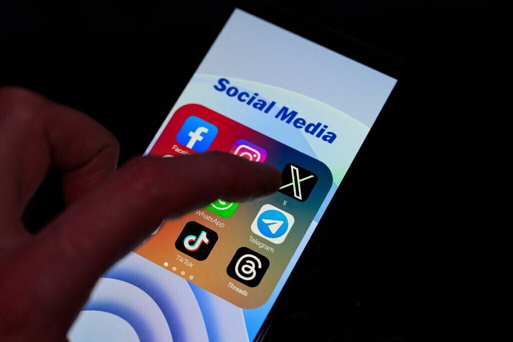 L'Italia mette un freno alla stretta social per gli under 15. Il Dossier al Consiglio dei ministri