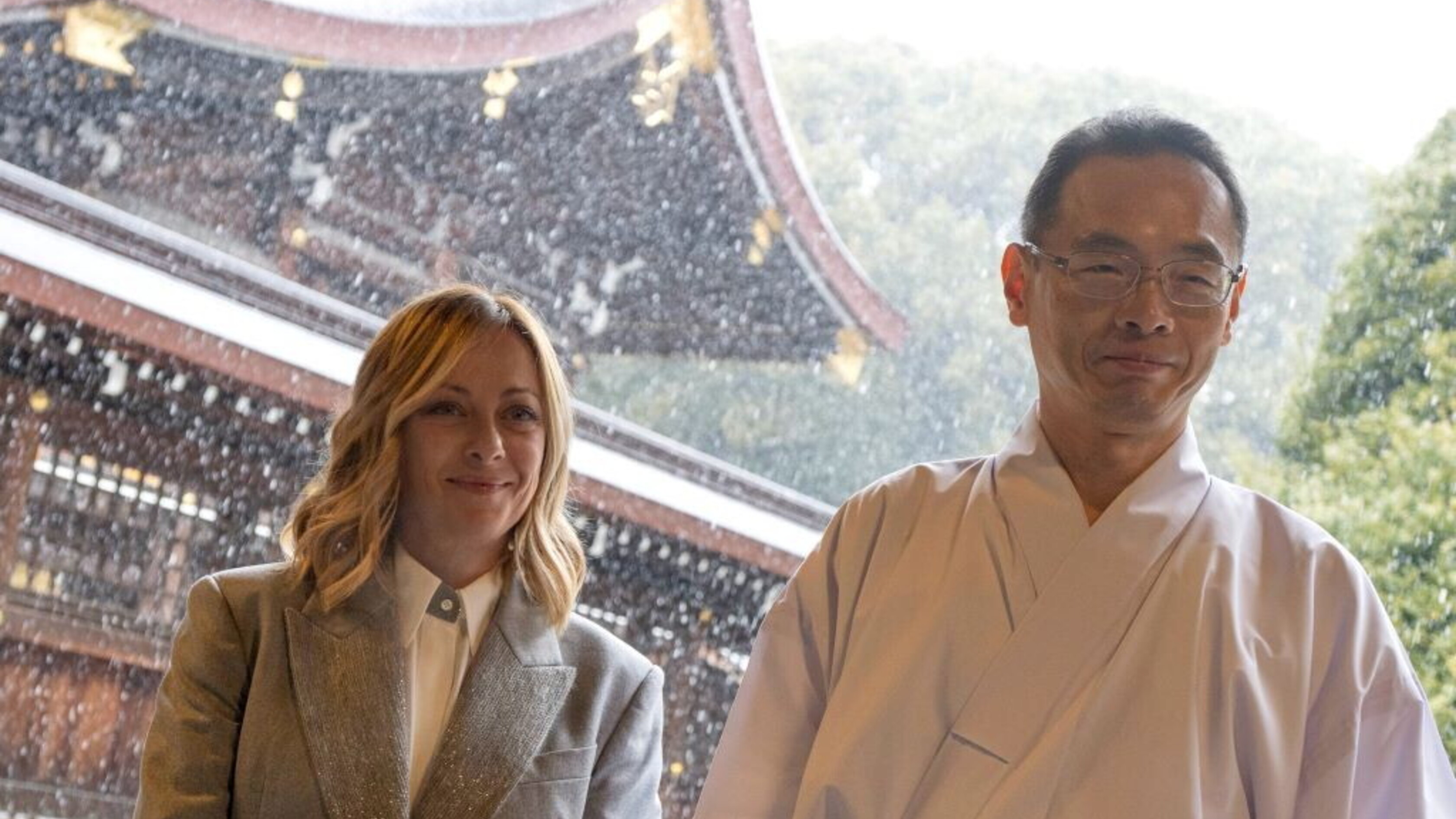 Meloni in visita al santuario Meiji 