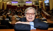 Le dimissioni di Sgarbi accolte con un applauso