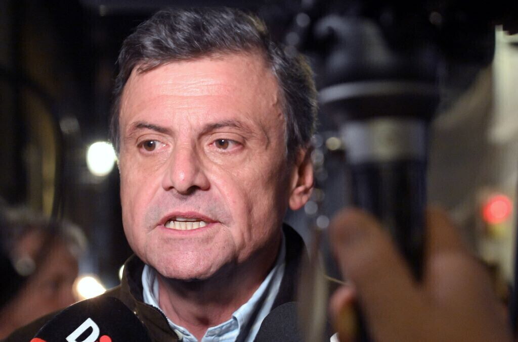 Calenda si tatua il simbolo dell'Ucraina. L'ambasciata russa: "Seguace dei nazisti"