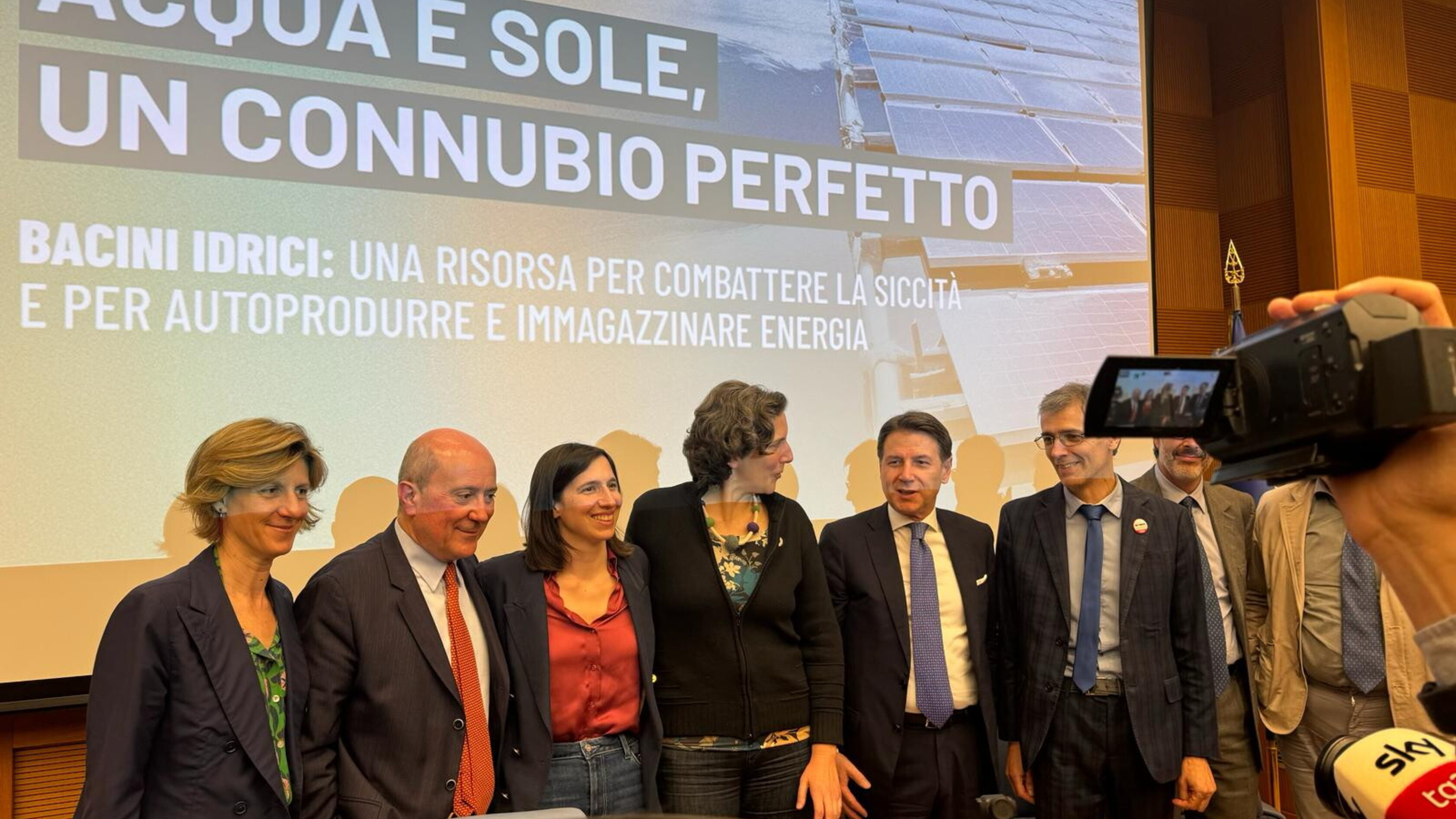 Breve saluto tra Schlein e Conte a un convegno sul clima