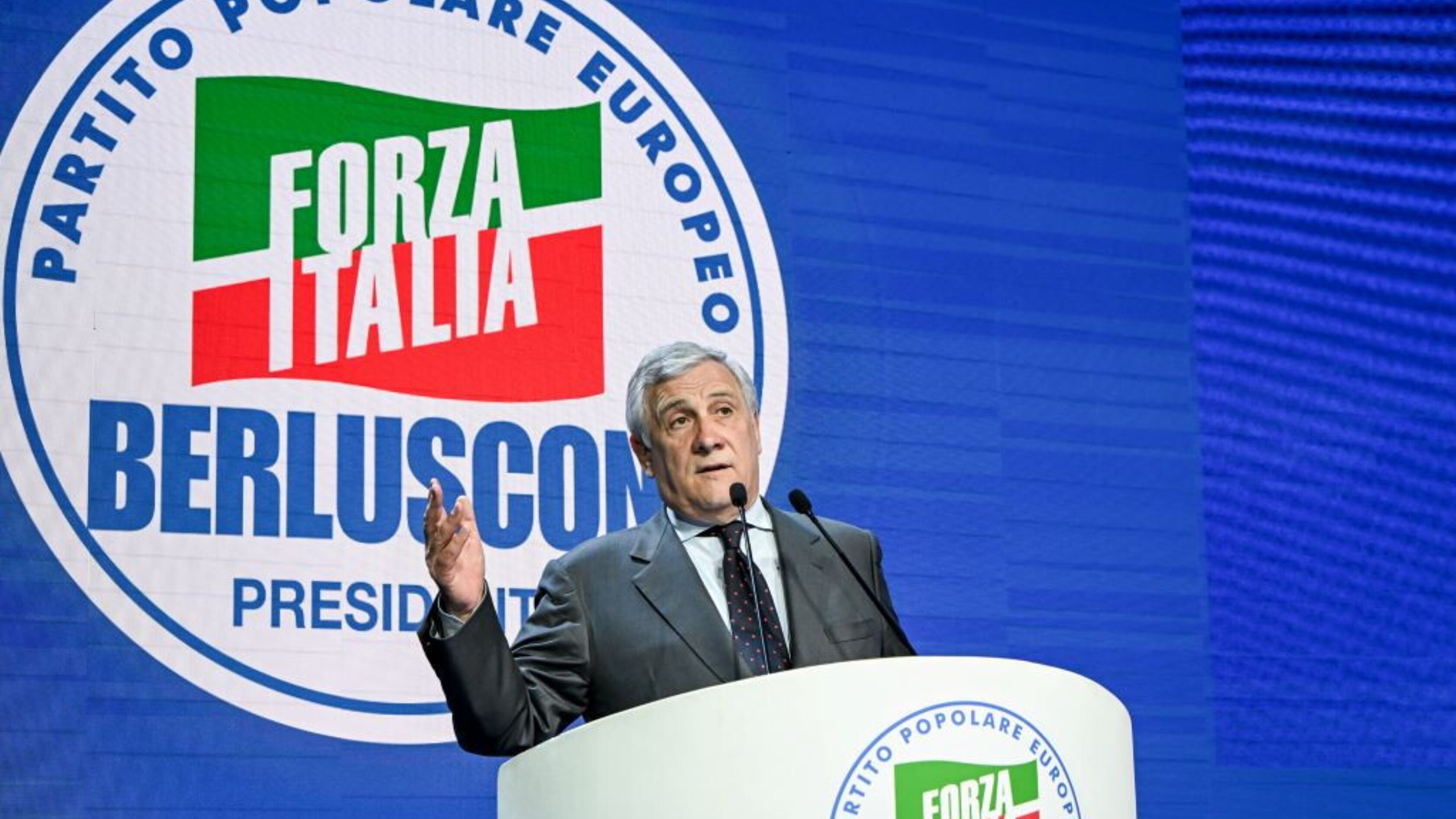 I partiti preparano i simboli per le europee, Fdi mantiene la fiamma, il Pd discute sul nome