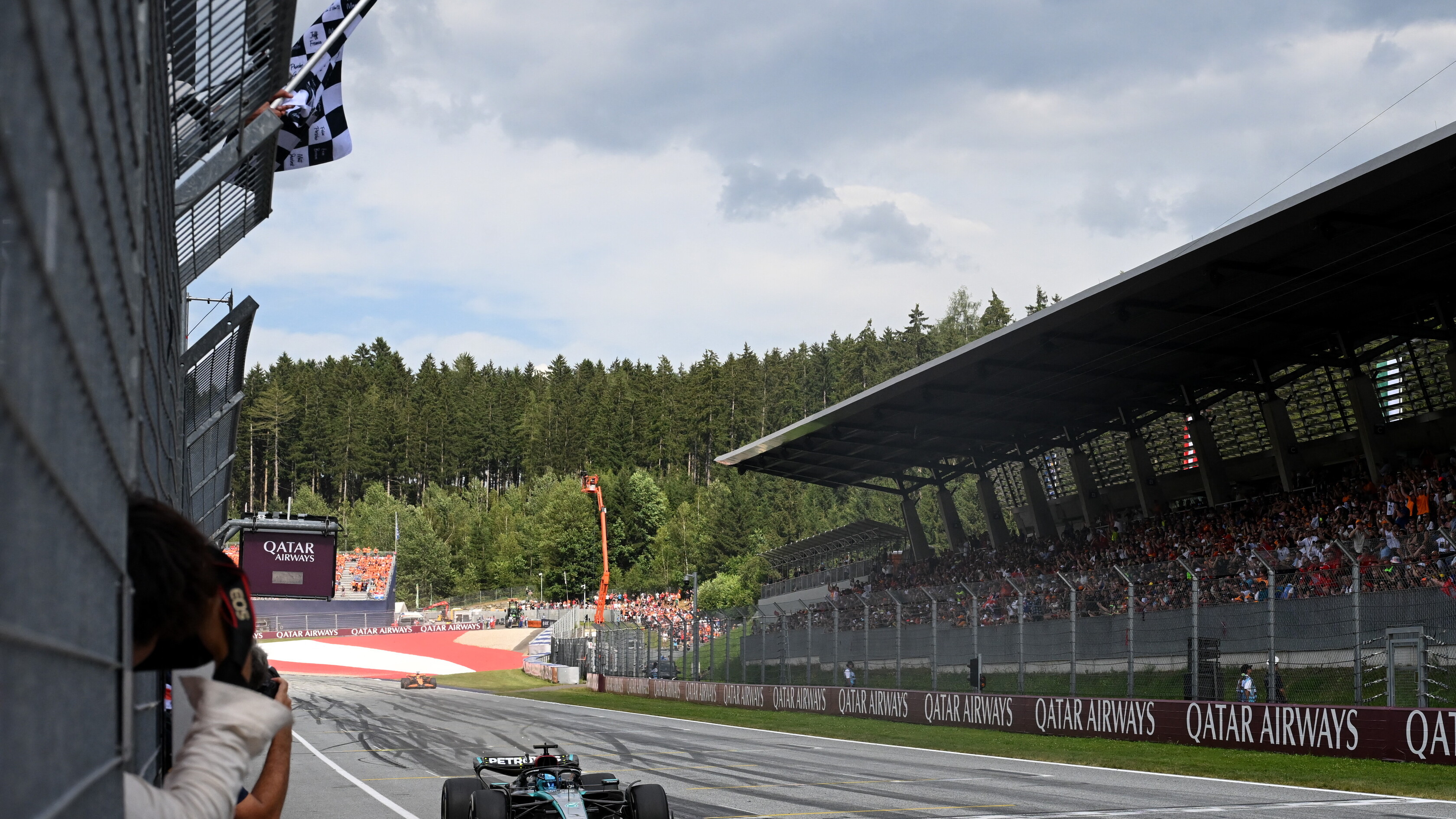 Un contatto fra Verstappen e Norris regala a Russell il Gran Premio d'Austria