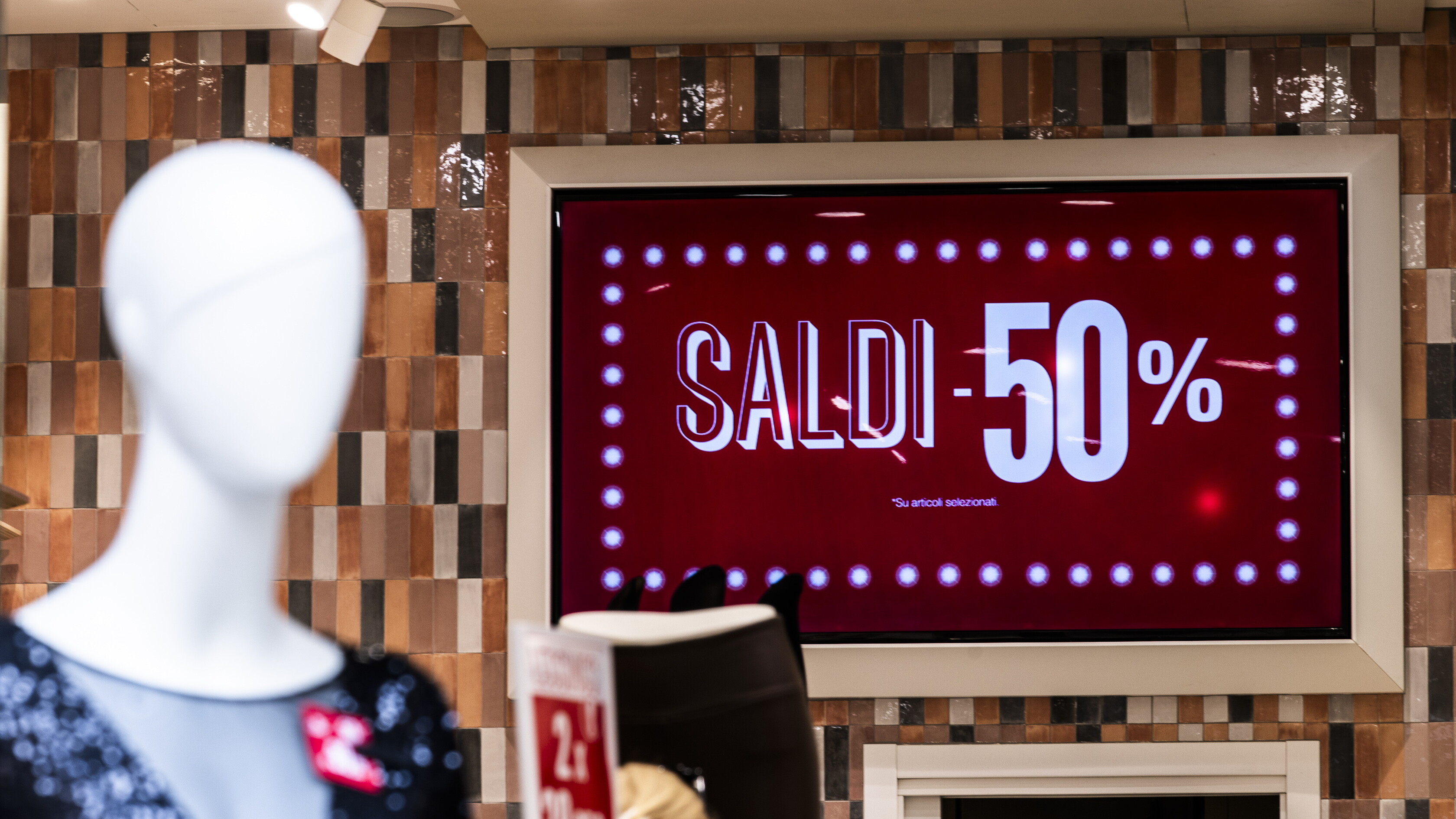 Sabato iniziano i saldi, un italiano su due ne approfitterà