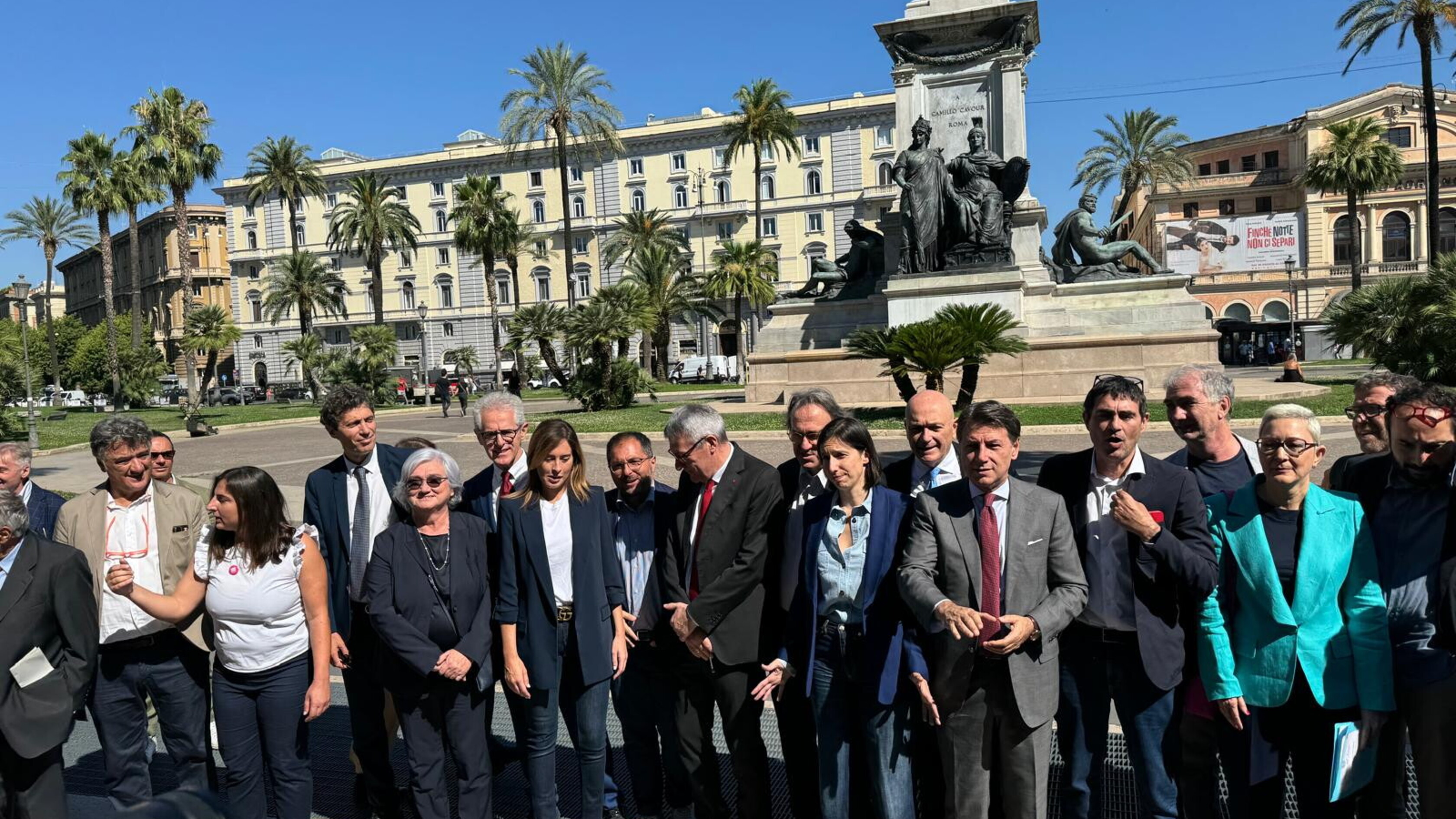 Tutti assieme in foto, ma la strada di una coalizione del centrosinistra è ancora lunga