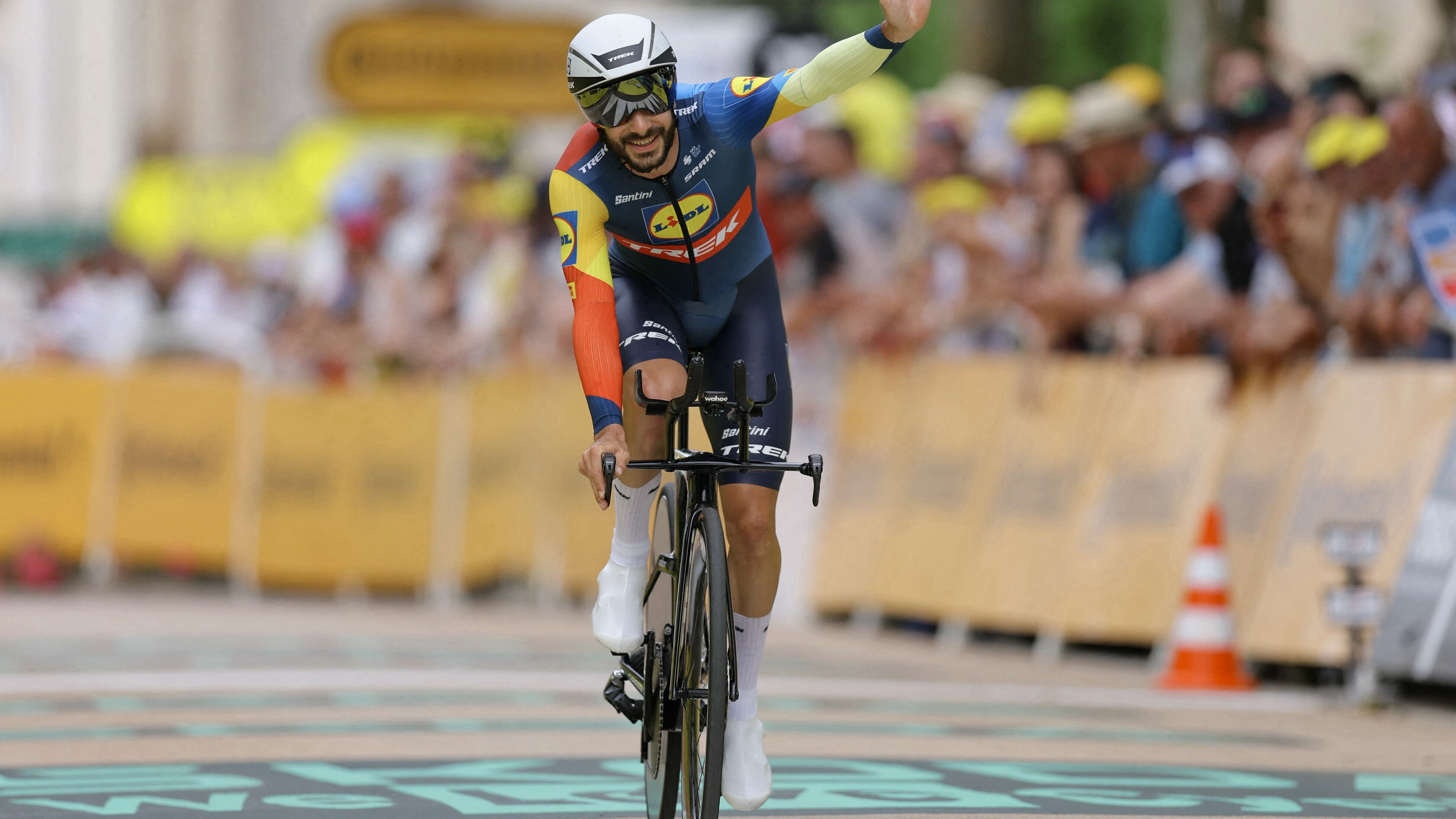 Il ciclista multato al Tour de France per essersi fermato a baciare la moglie