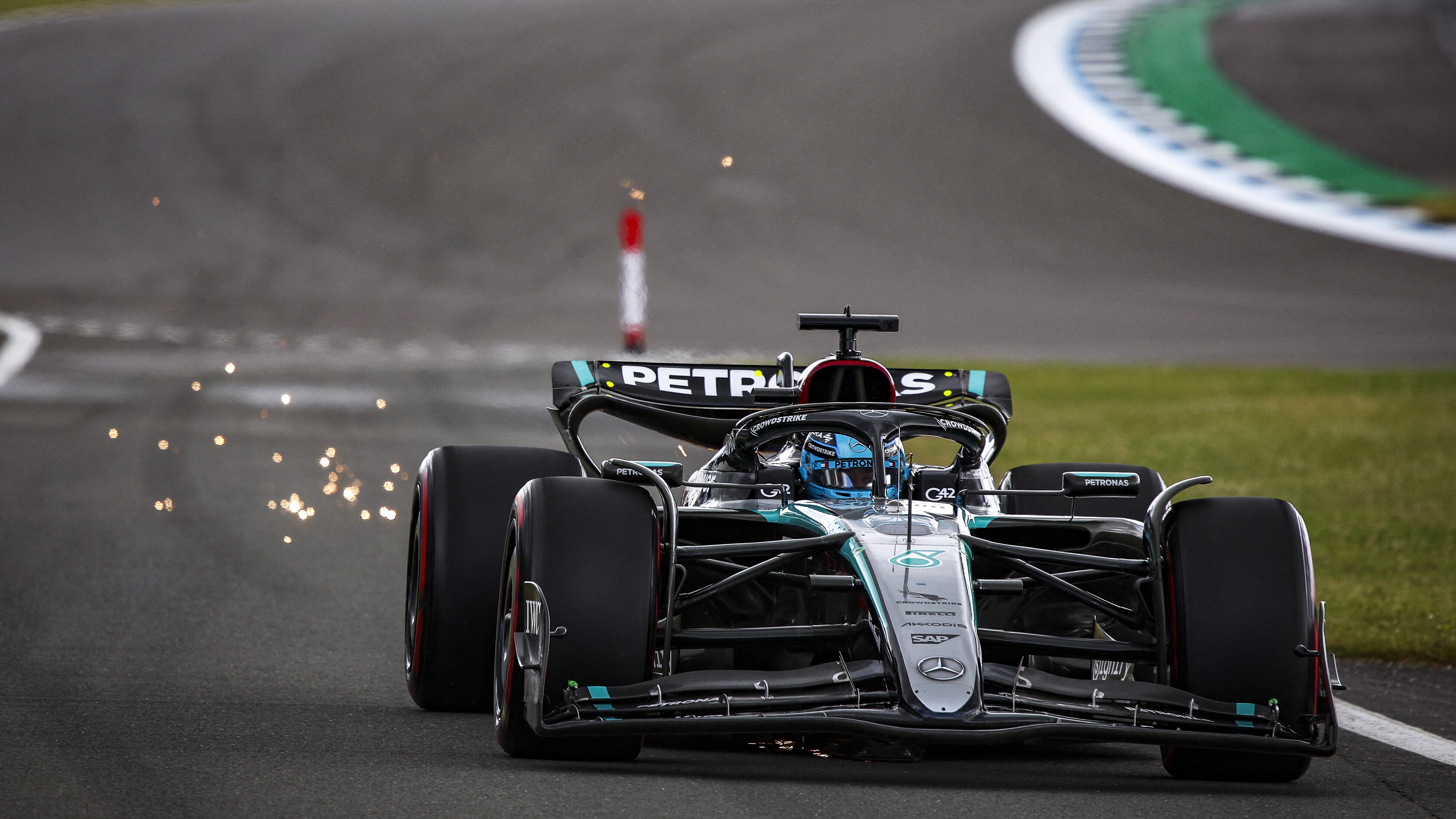 Russell in pole a Silverstone, solo quarto Verstappen