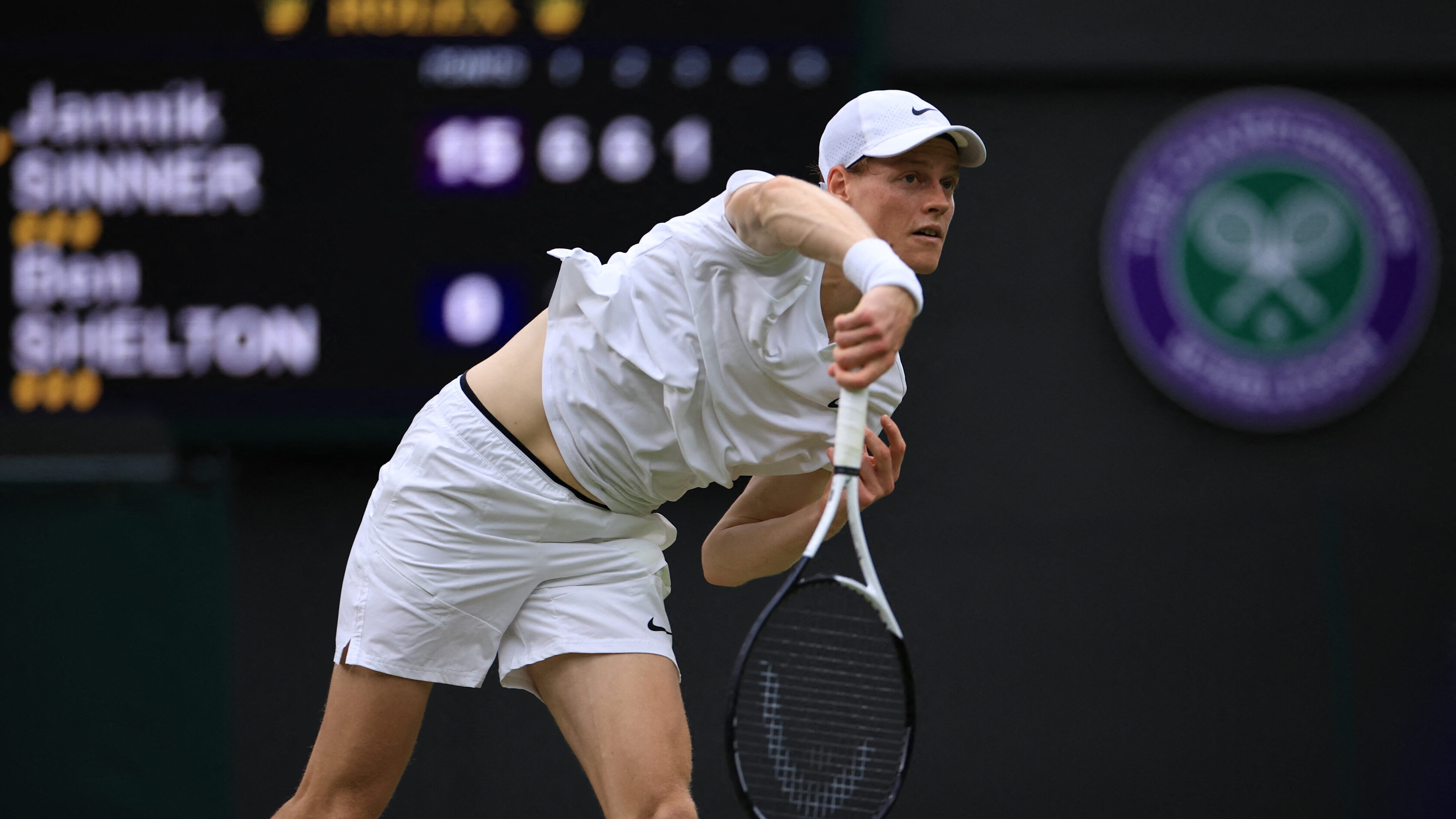 Sinner ai quarti a Wimbledon, Shelton battuto in tre set