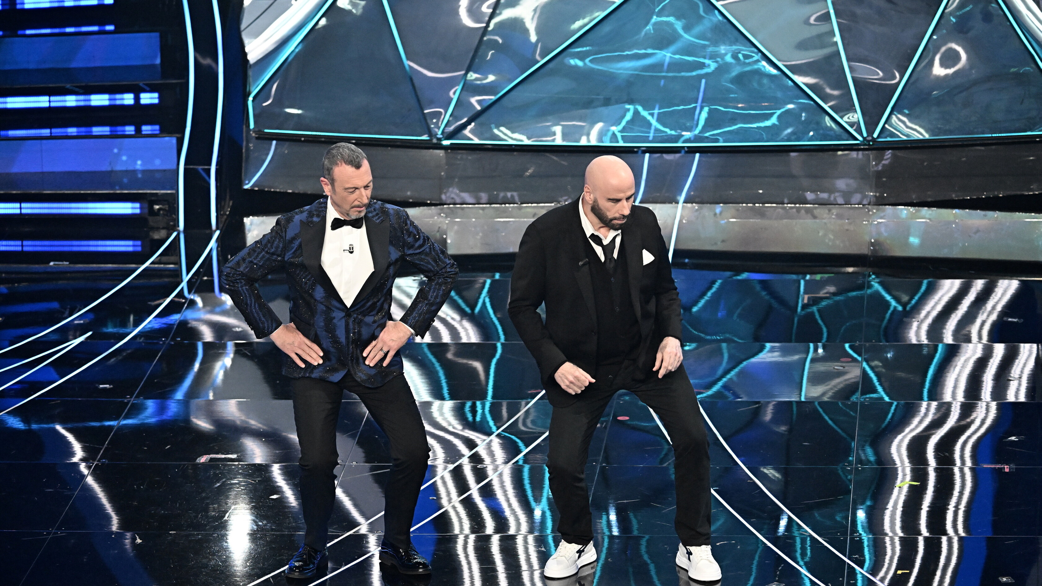 Sanremo: l'Agcom multa la Rai per la pubblicità occulta delle scarpe di Travolta