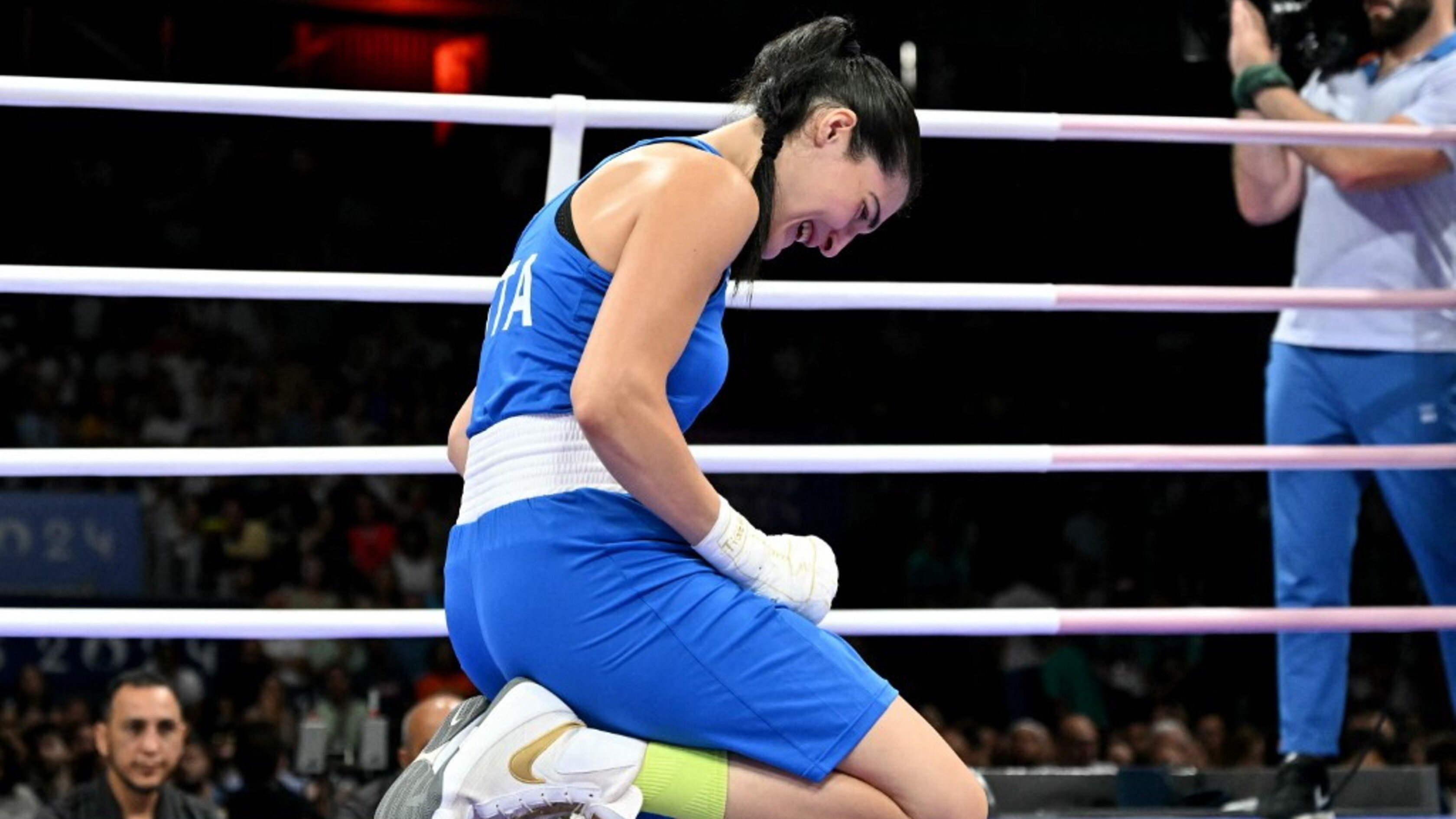 Carini - Khelis, l'italiana si ritira in lacrime dopo pochi secondi dal match delle polemiche.