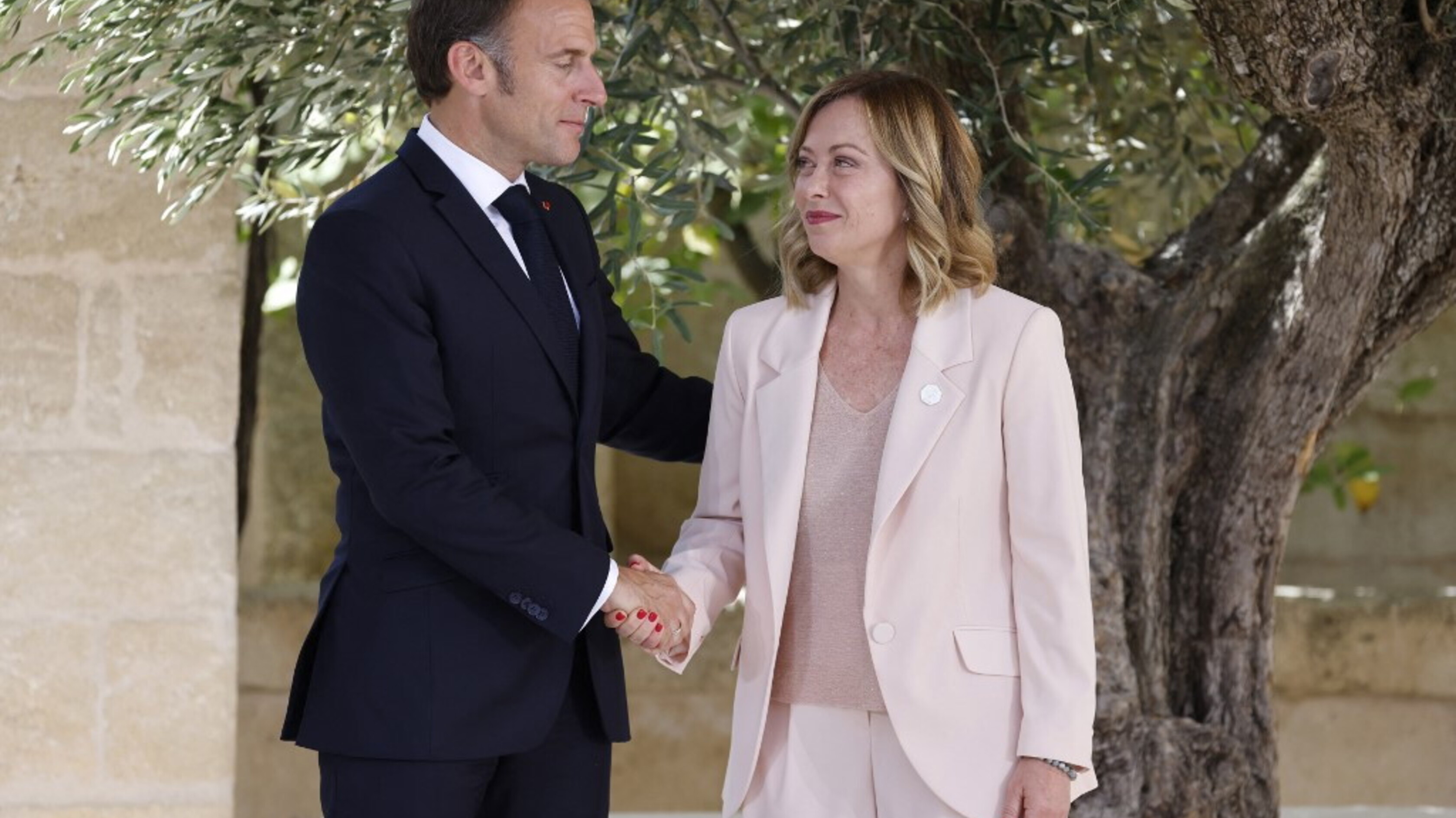 Incontro informale tra Meloni e Macron a Versailles