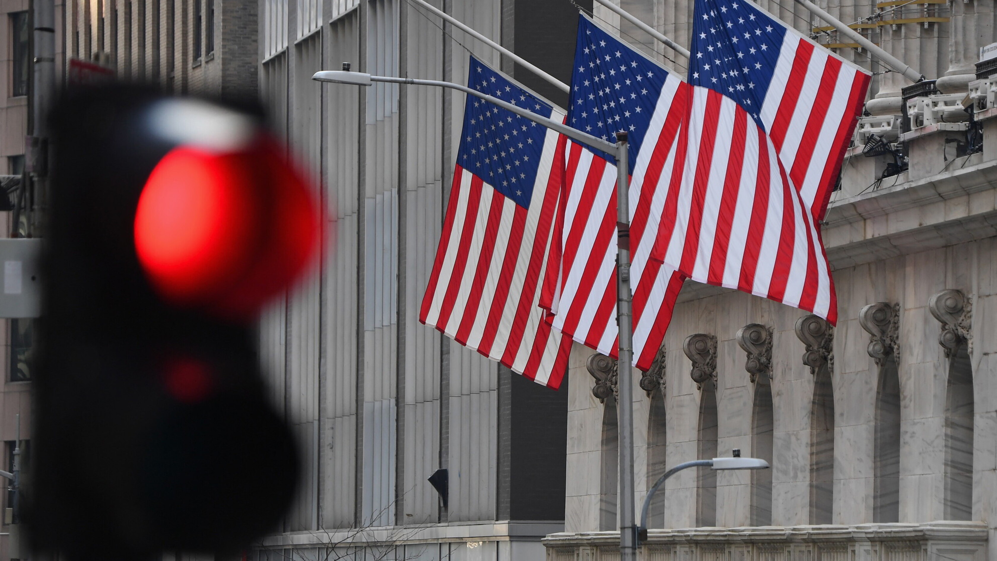 Venerdì nero per le borse tra timori di recessione e crolli tech. Wall street giù  