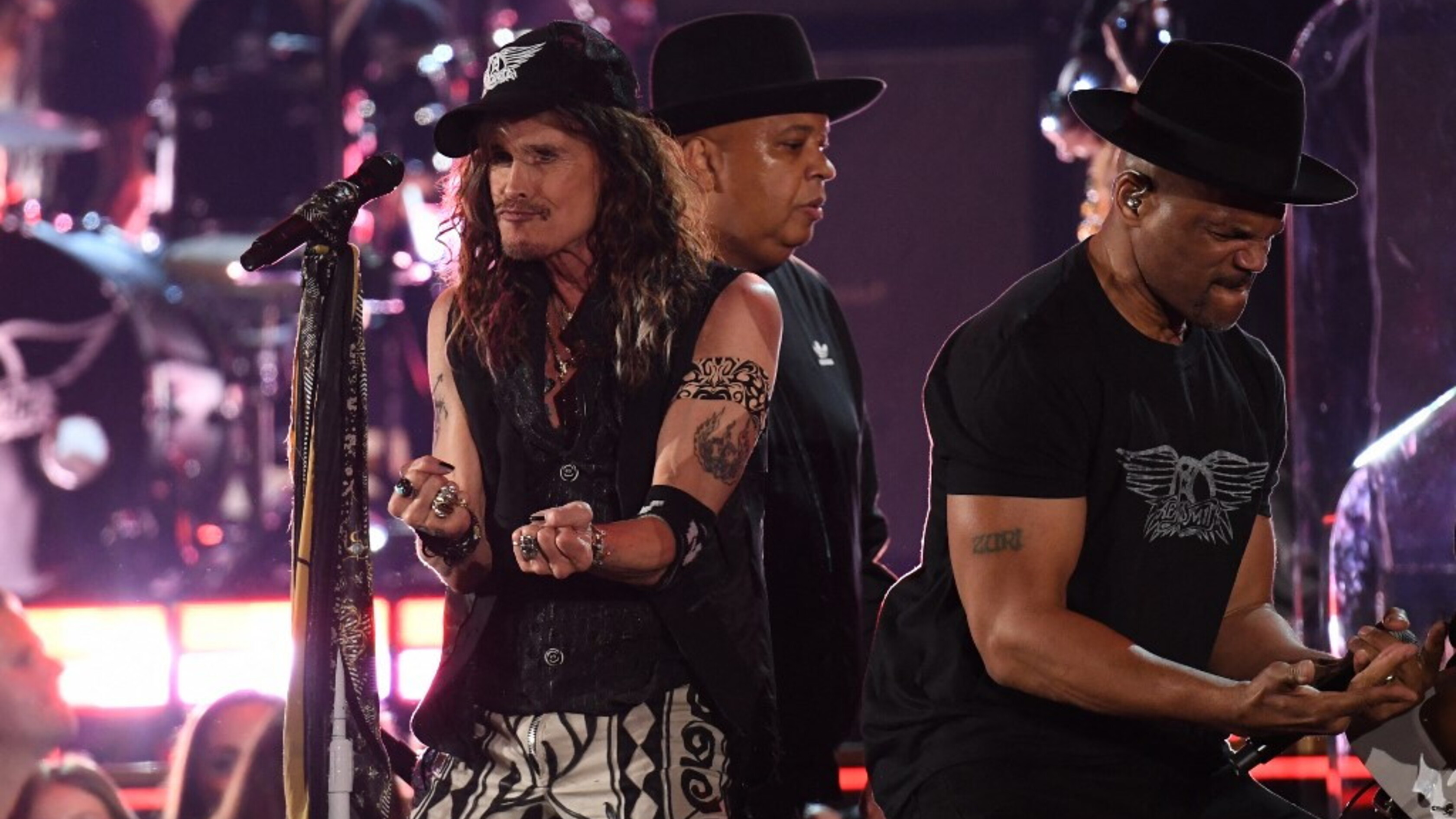 Steven Tyler sta male, Aerosmith cancellano il tour d'addio