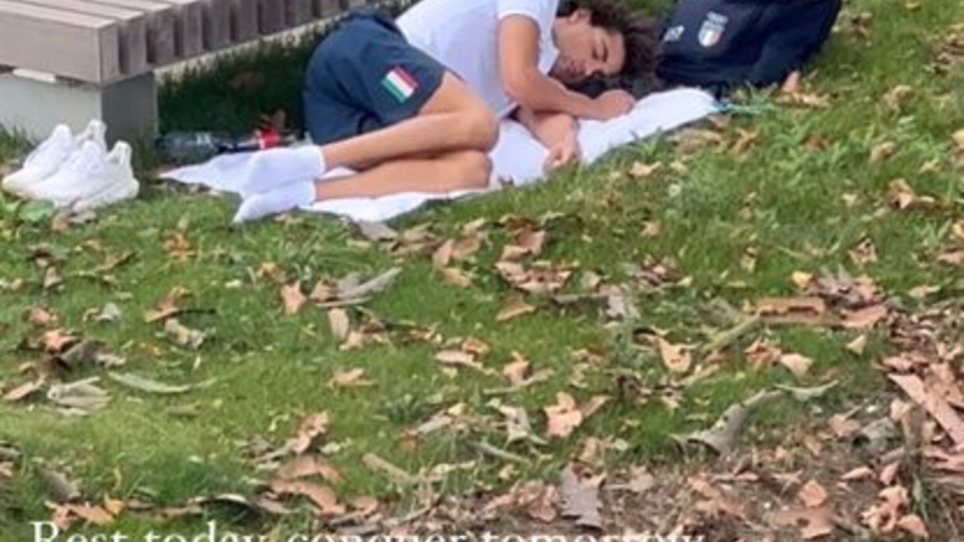 Alloggi senza aria condizionata. Ceccon trova il rimedio. E la foto fa il giro del mondo