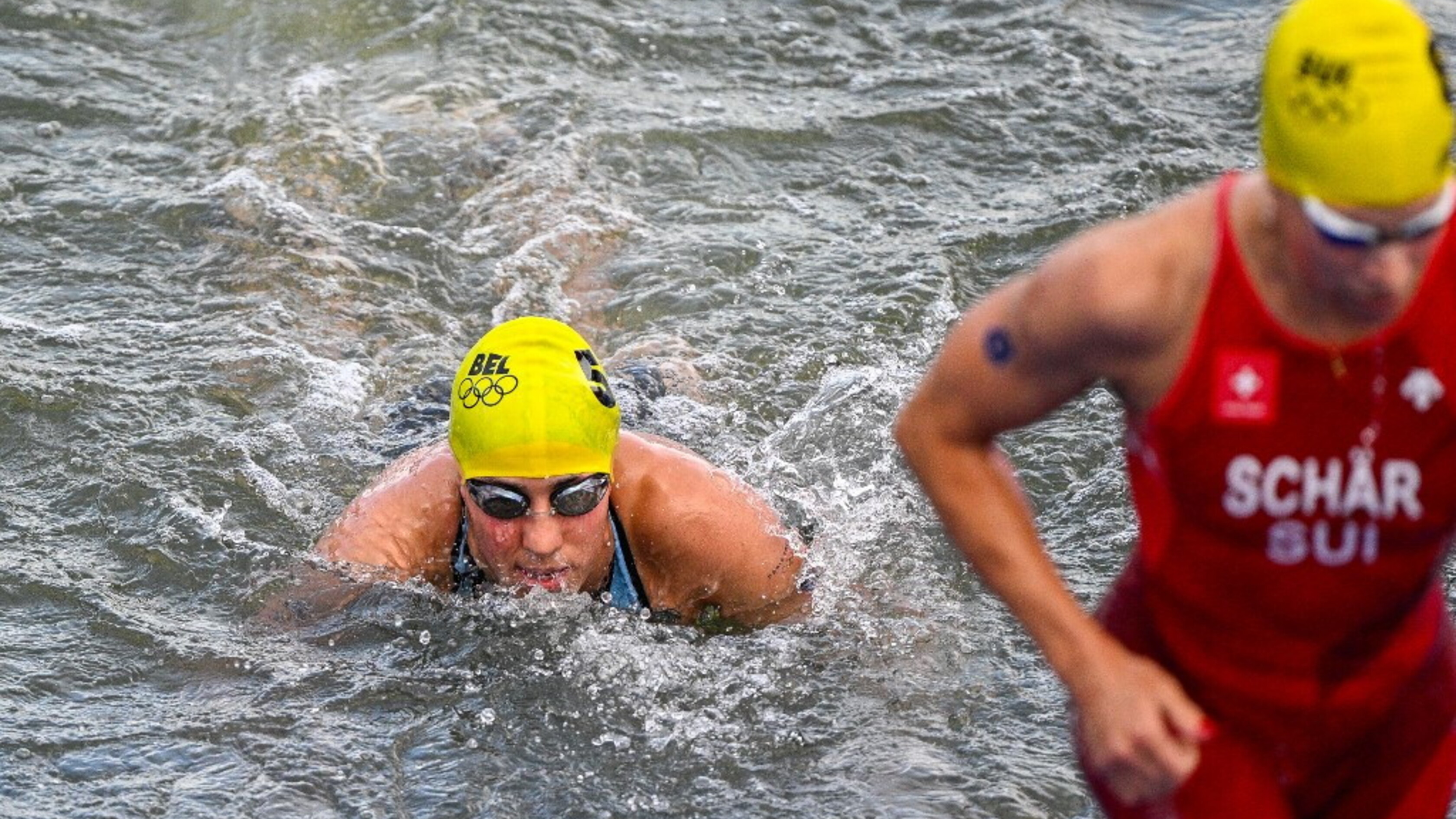 L'atleta del triathlon in ospedale dopo la gara nella Senna inquinata, il Belgio si ritira