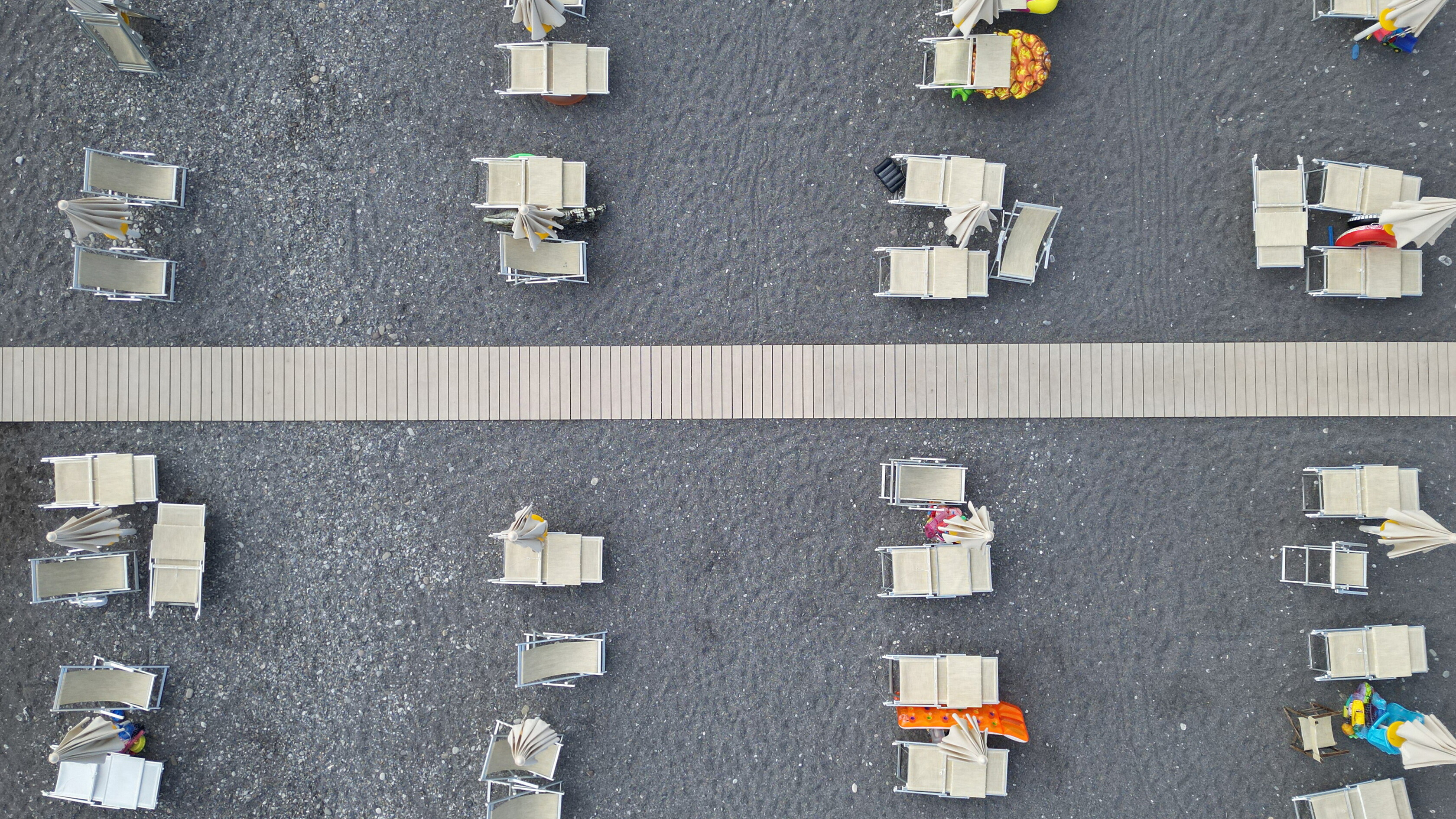 Ombrelloni aperti dopo la serrata di due ore, battaglia sui numeri delle adesioni  