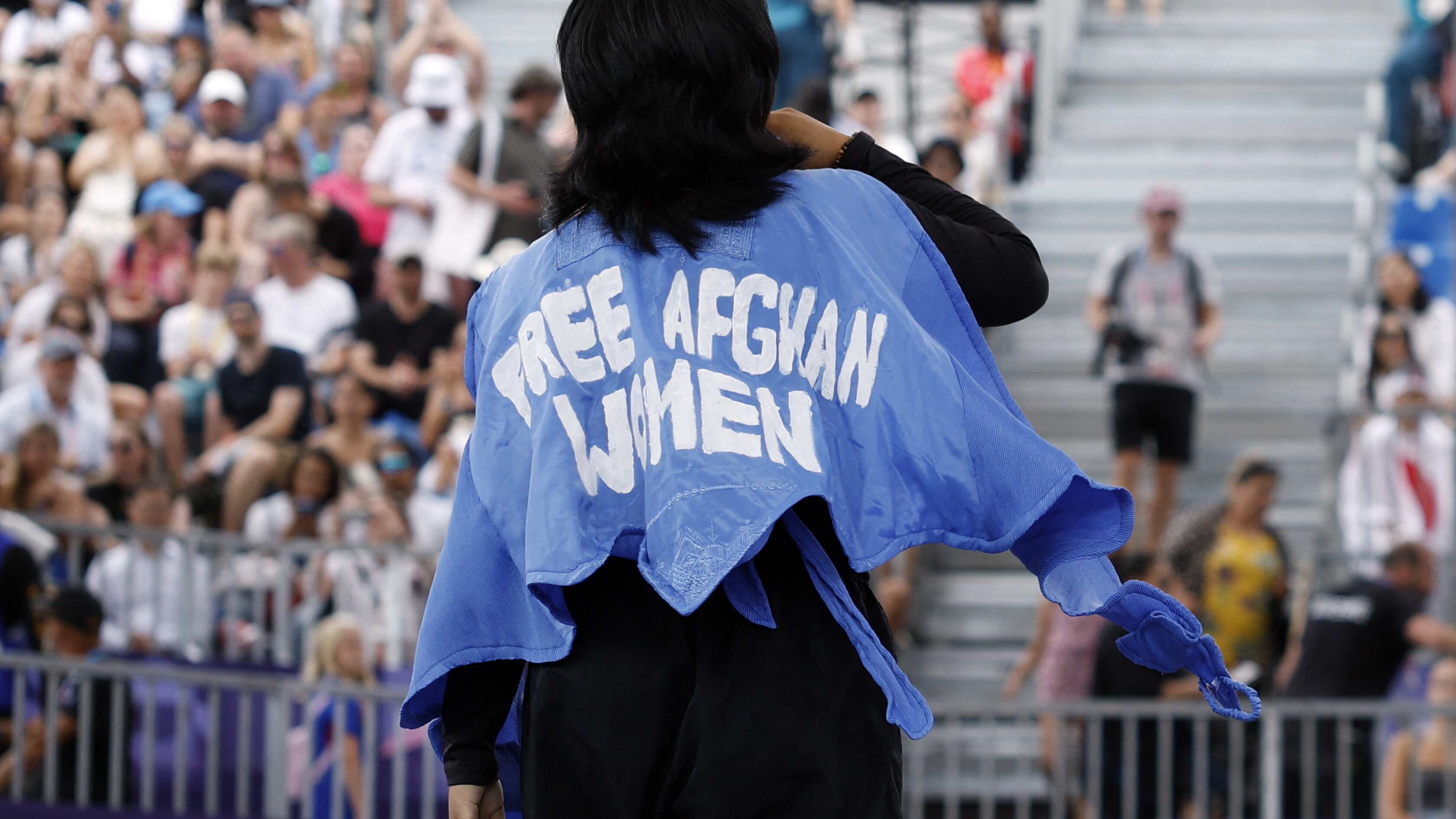 Mostra la scritta "Liberate le donne afghane", squalificata Manizha, l'atleta rifugiata