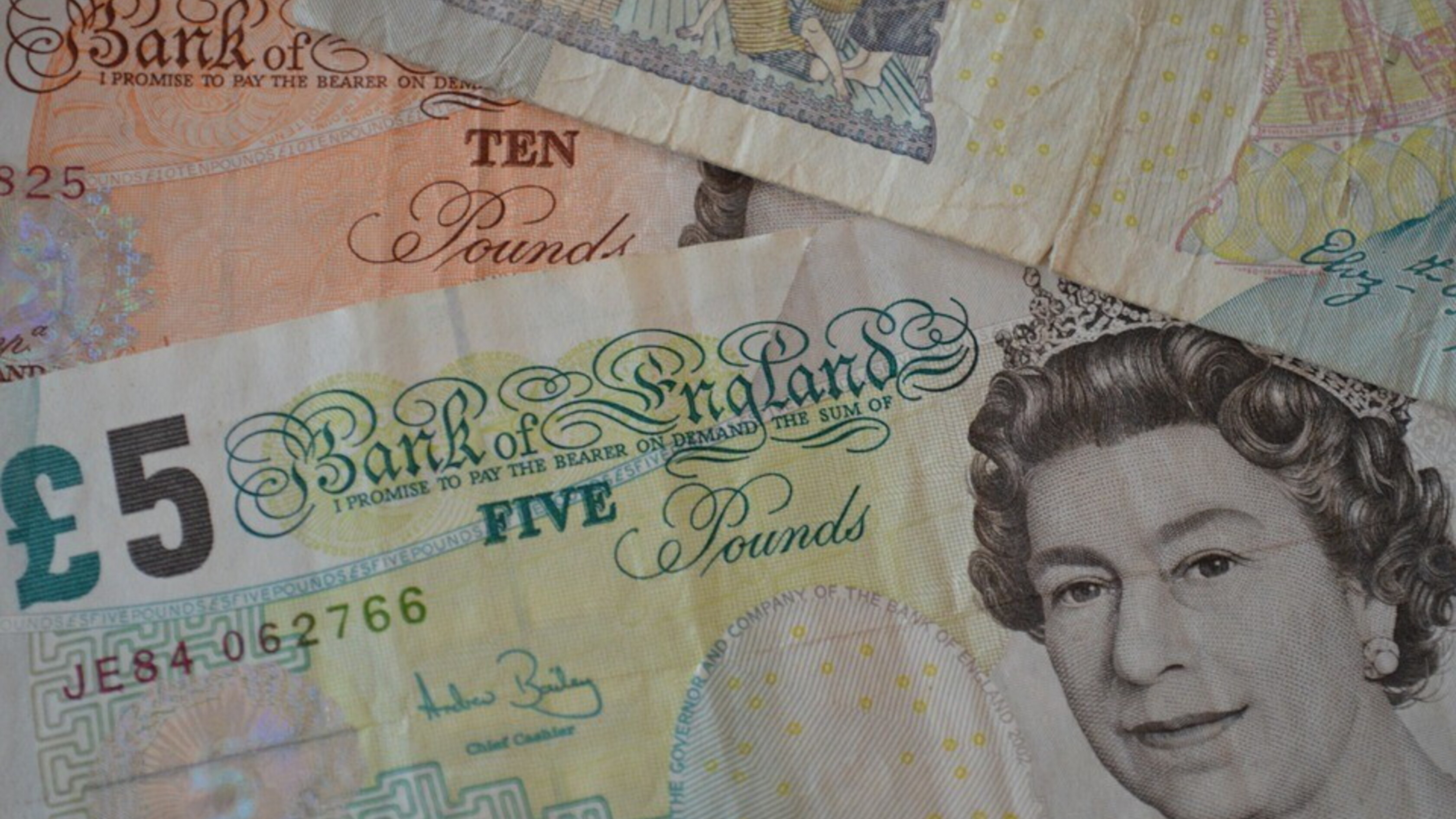 La sterlina guadagna con la ripresa dei consumi nel Regno Unito