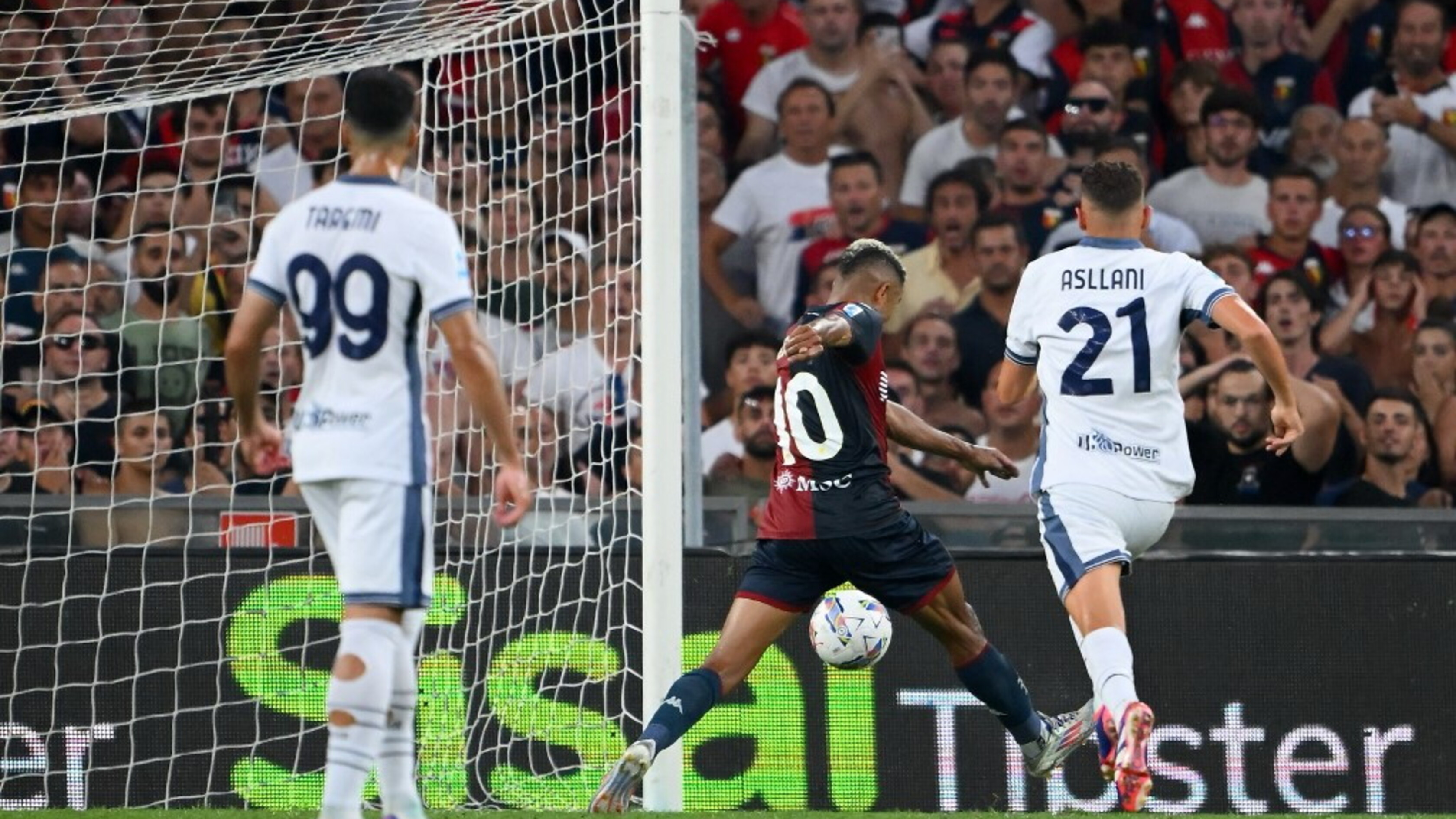 Il Genoa agguanta il 2-2 nel recupero, rabbia Inter  