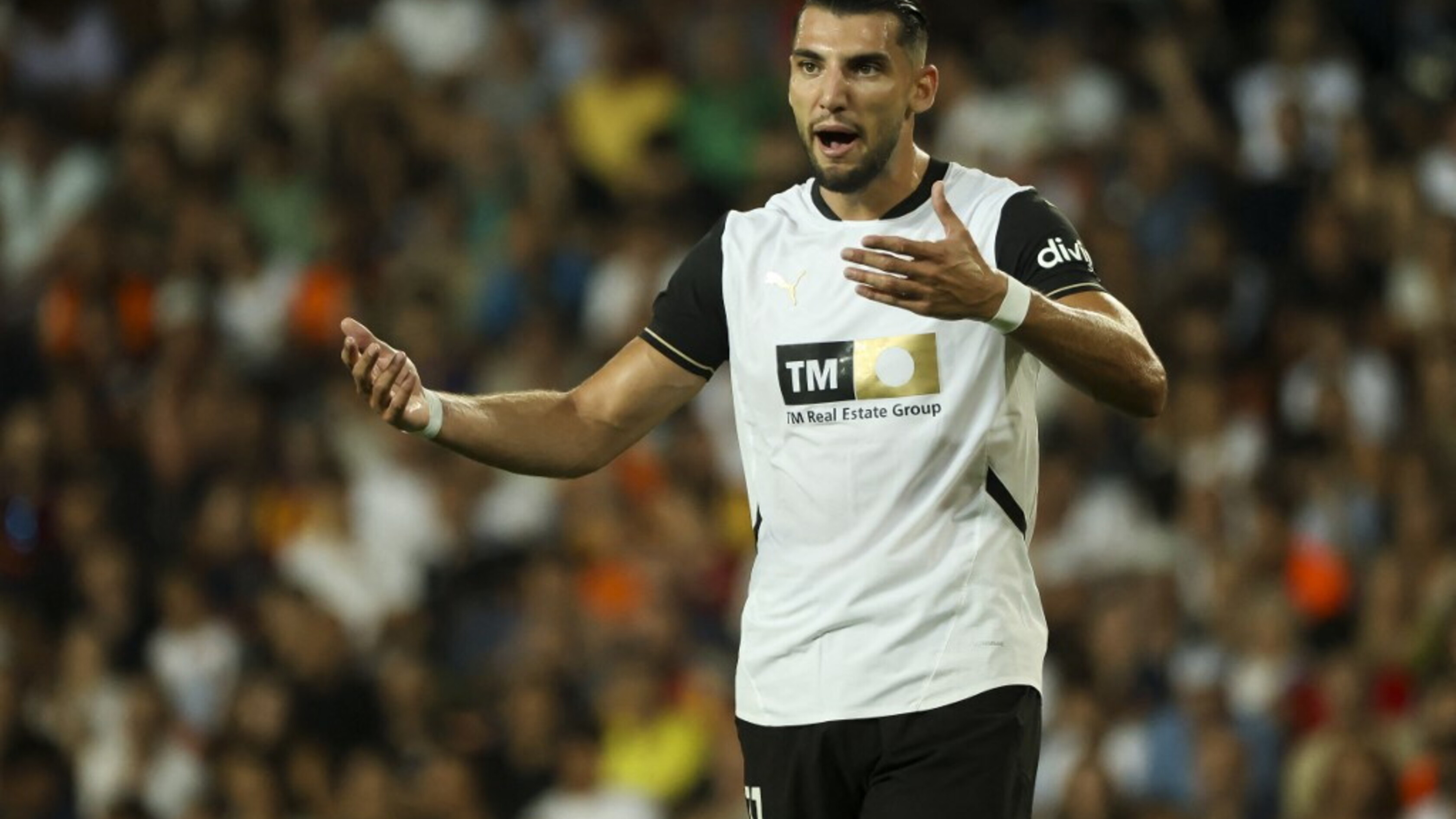 L'attaccante del Valencia Rafa Mir arrestato per violenza sessuale  