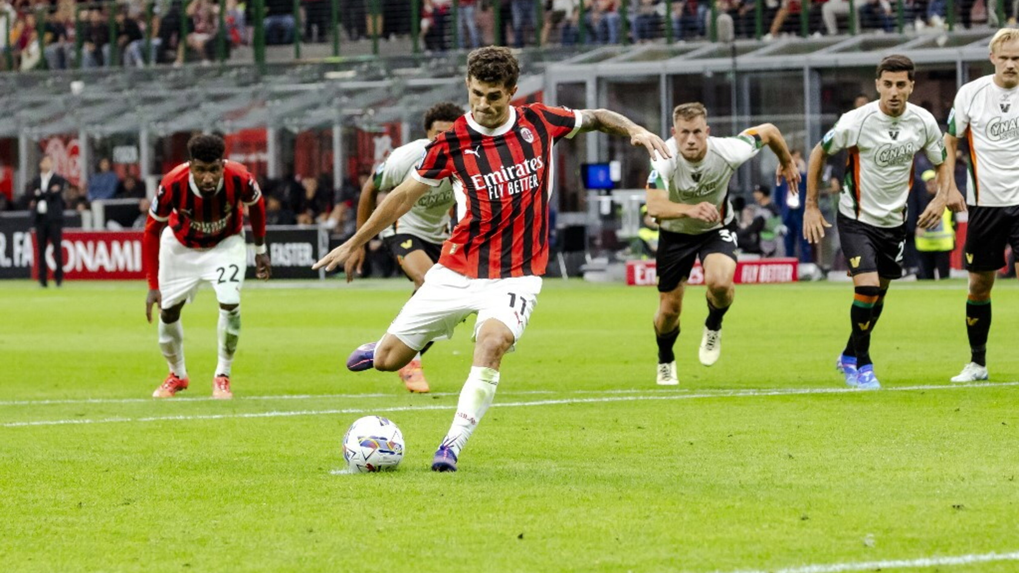 Il Milan torna a sorridere, il Venezia travolto 4-0