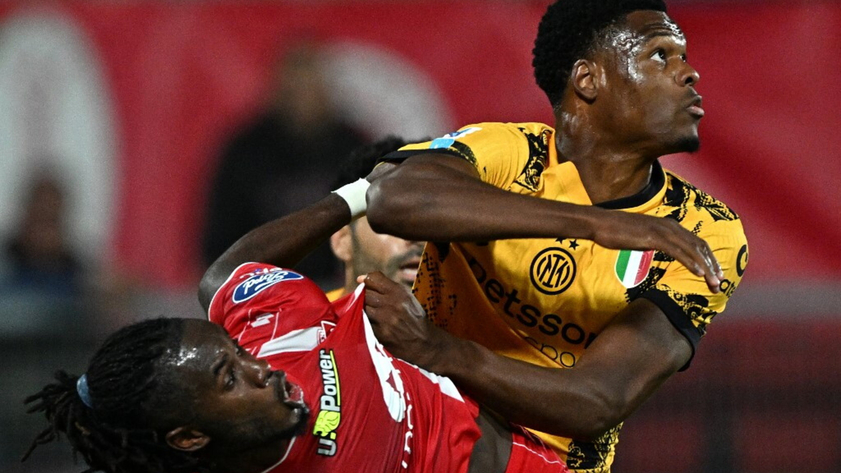 Il Monza spaventa l'Inter, Dumfries risponde a Mota