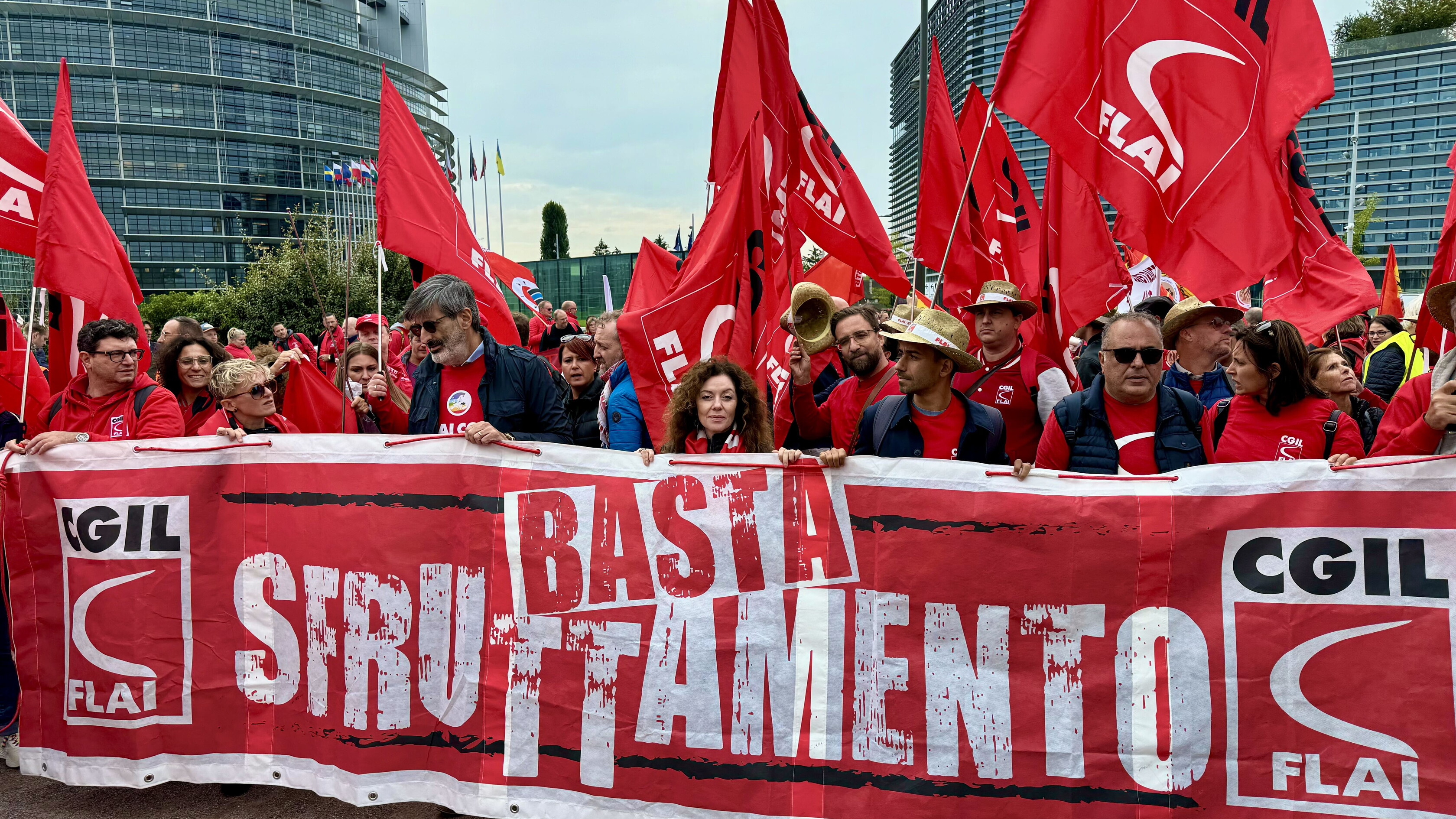 A Strasburgo la manifestazione dei sindacati europei. Flai Cgil: "Basta allo sfruttamento in agricoltura"