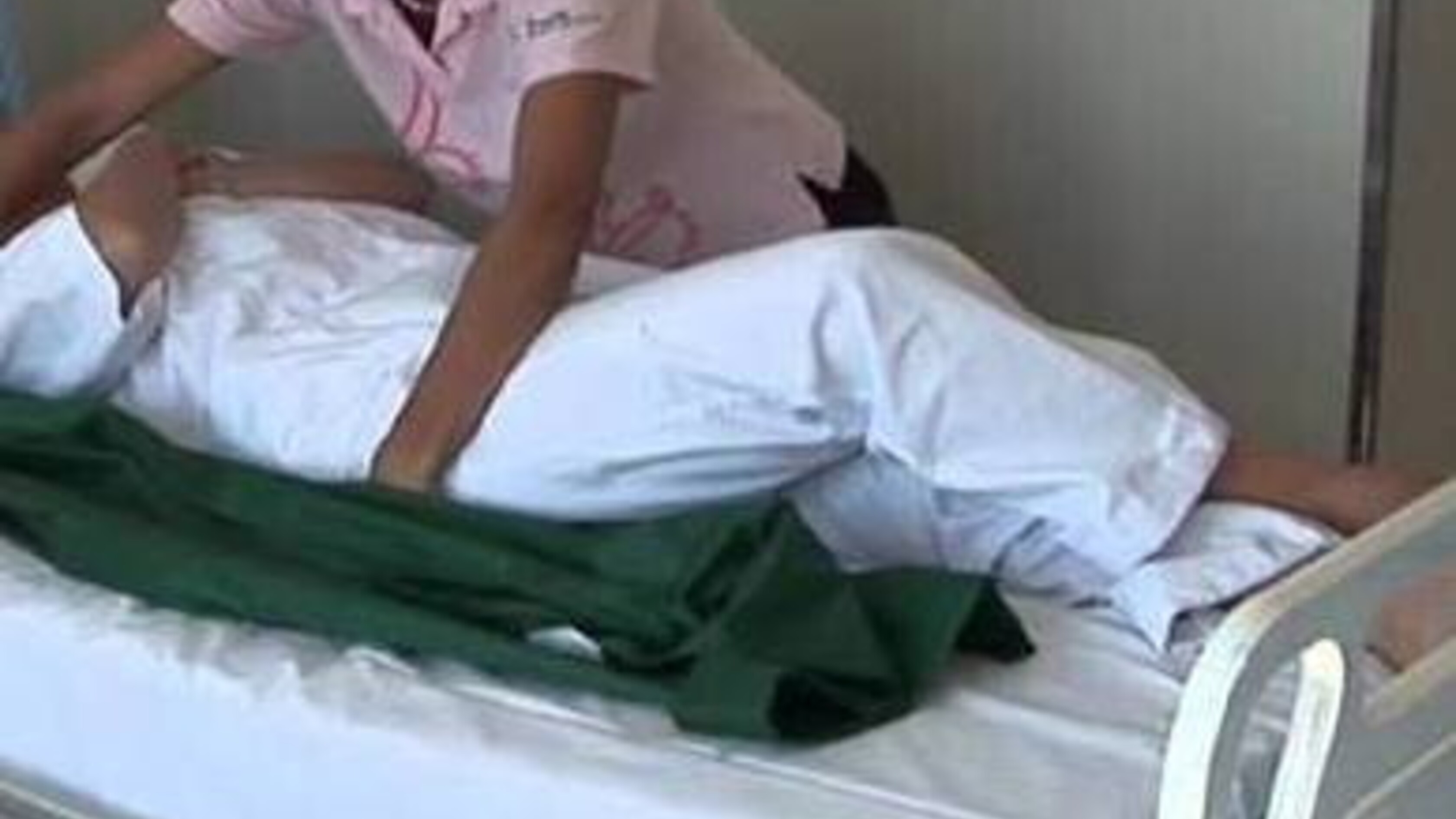 Anziani legati ai letti. Per la Asl di Napoli è tutto regolare