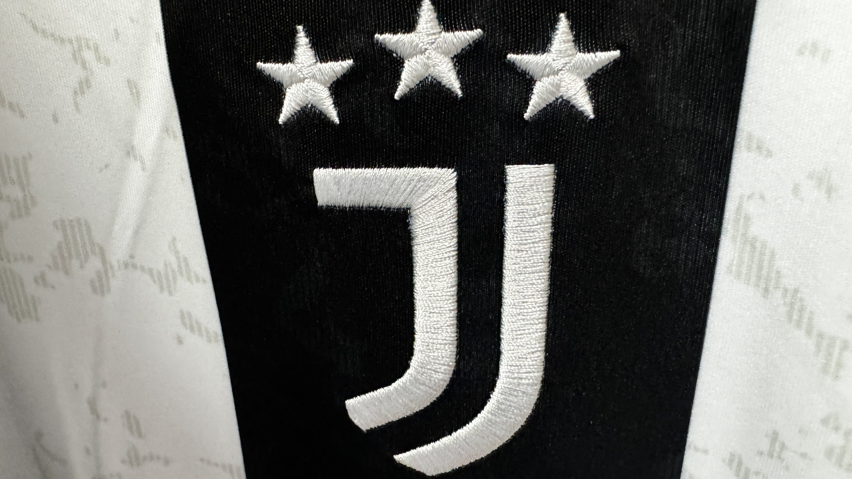La ex si mette con un romanista, lui rasa la testa dei figli con lo stemma della Juve