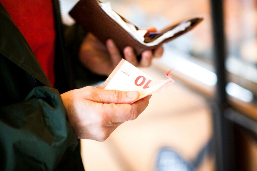 Oggi è la giornata del risparmio. Nove consigli su come non sprecare soldi