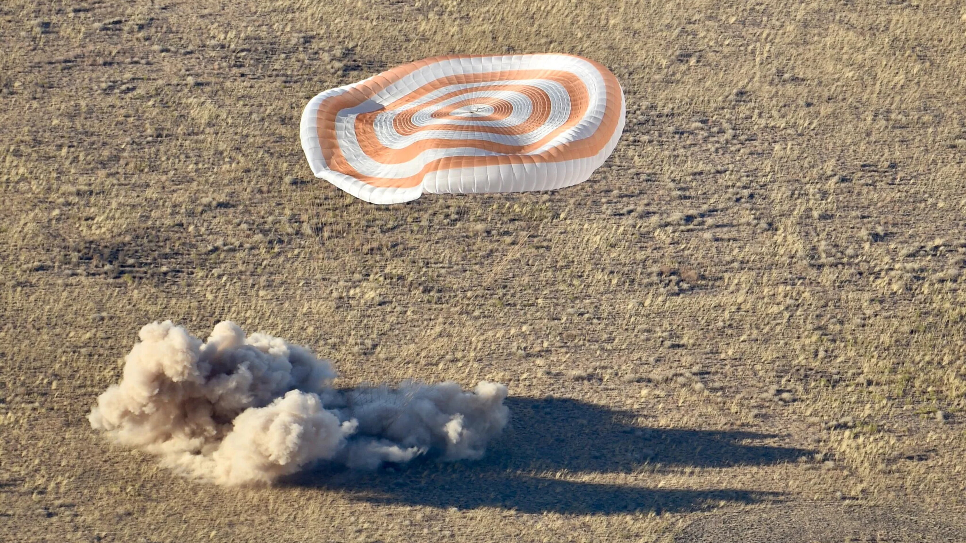 La capsula Soyuz riporta sulla Terra tre astronauti in orbita per sei mesi