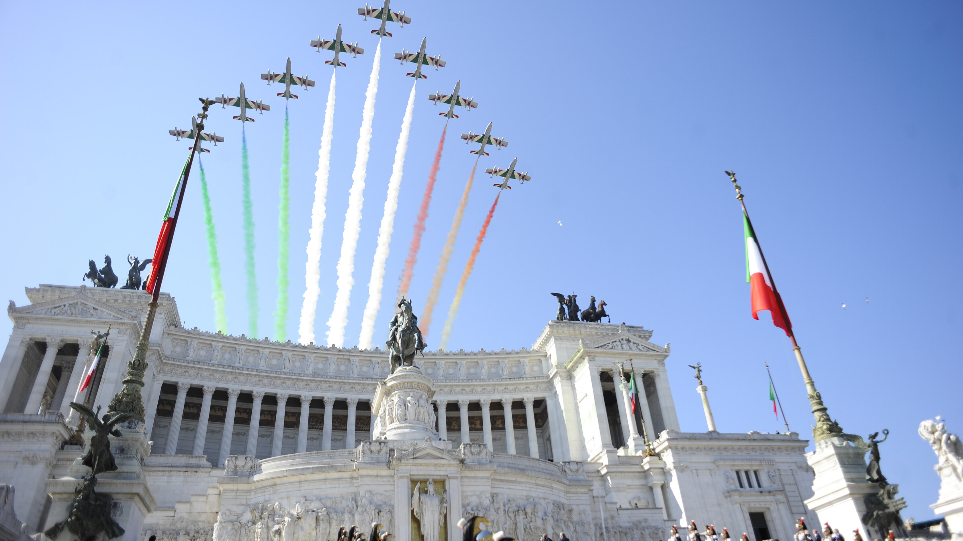 Mattarella alla Frecce tricolori: "Siete uno dei simboli nazionali"