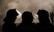 Scontri dopo il derby Genoa, 38 feriti e 3 arresti. Raid al Molo Vialli