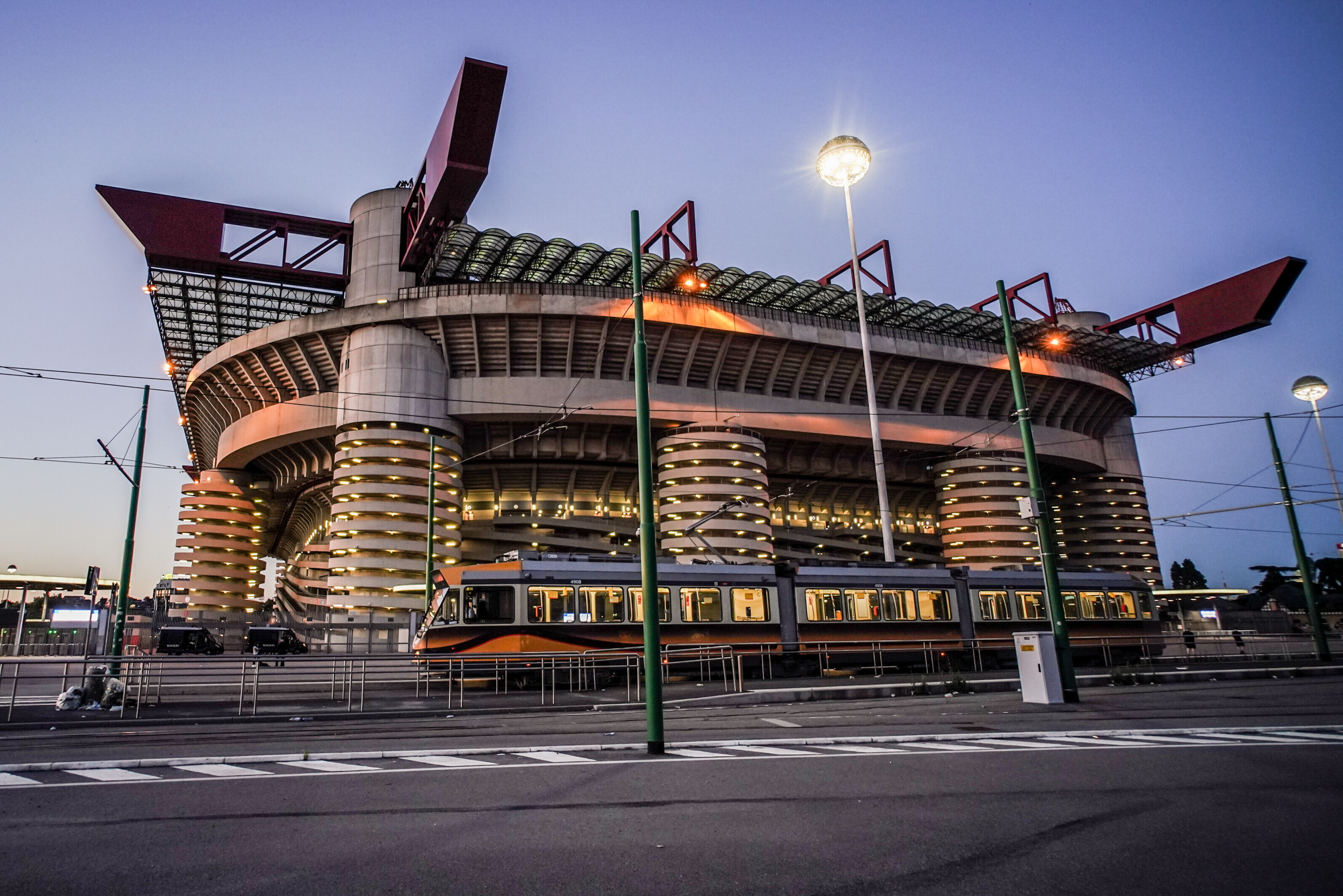 La Giunta approva la delibera per cedere San Siro, ma il comune si spacca