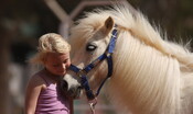 Giocare con gli animali fa bene al microbioma dei bimbi