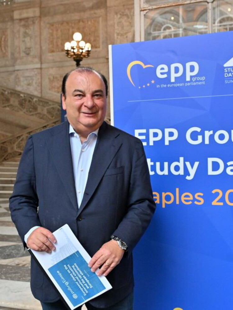 Sorpresa alla riunione del PPe. Dopo la standing ovation, Weber omaggia Napoli
