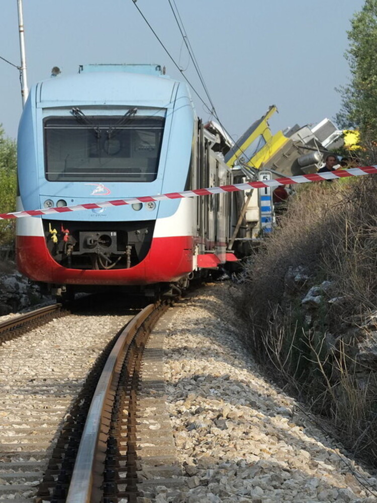 He doesn’t notice the arriving train, a worker dies on the Bologna-Venice line. The Prosecutor’s Office opens an investigation
