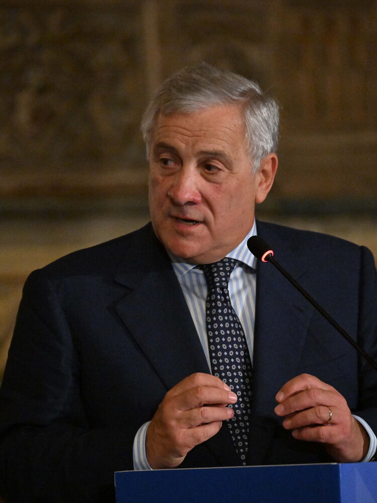 FI lancia lo "Ius Italiae". Da Pontida cori contro Tajani, poi le scuse