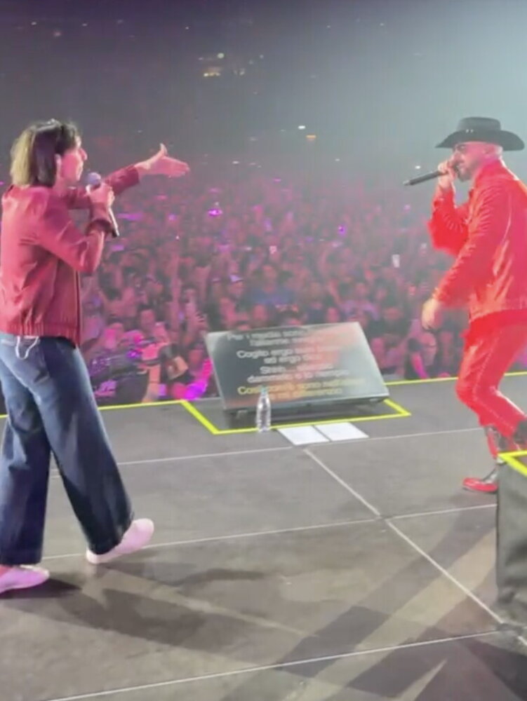I video di Elly Schlein che rappa con J Ax sul palco