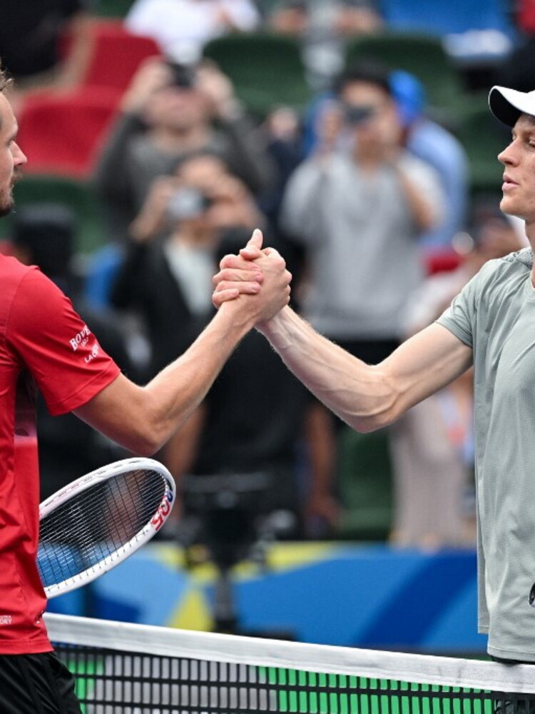 Sinner in semifinale a Shanghai, Medvedev ko in 2 set