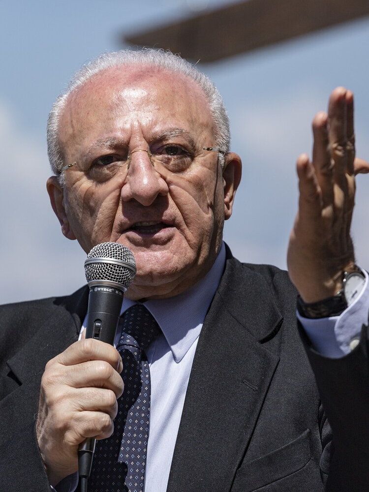 De Luca non cede: "Mi candido comunque, il destino della Campania si decide qui, non a Roma"