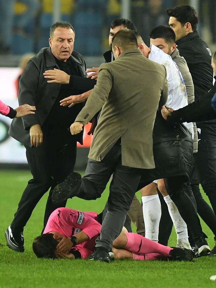 Calci e pugni all'arbitro a fine partita, adesso l'ex presidente dell'Ankaragucu rischia il carcere